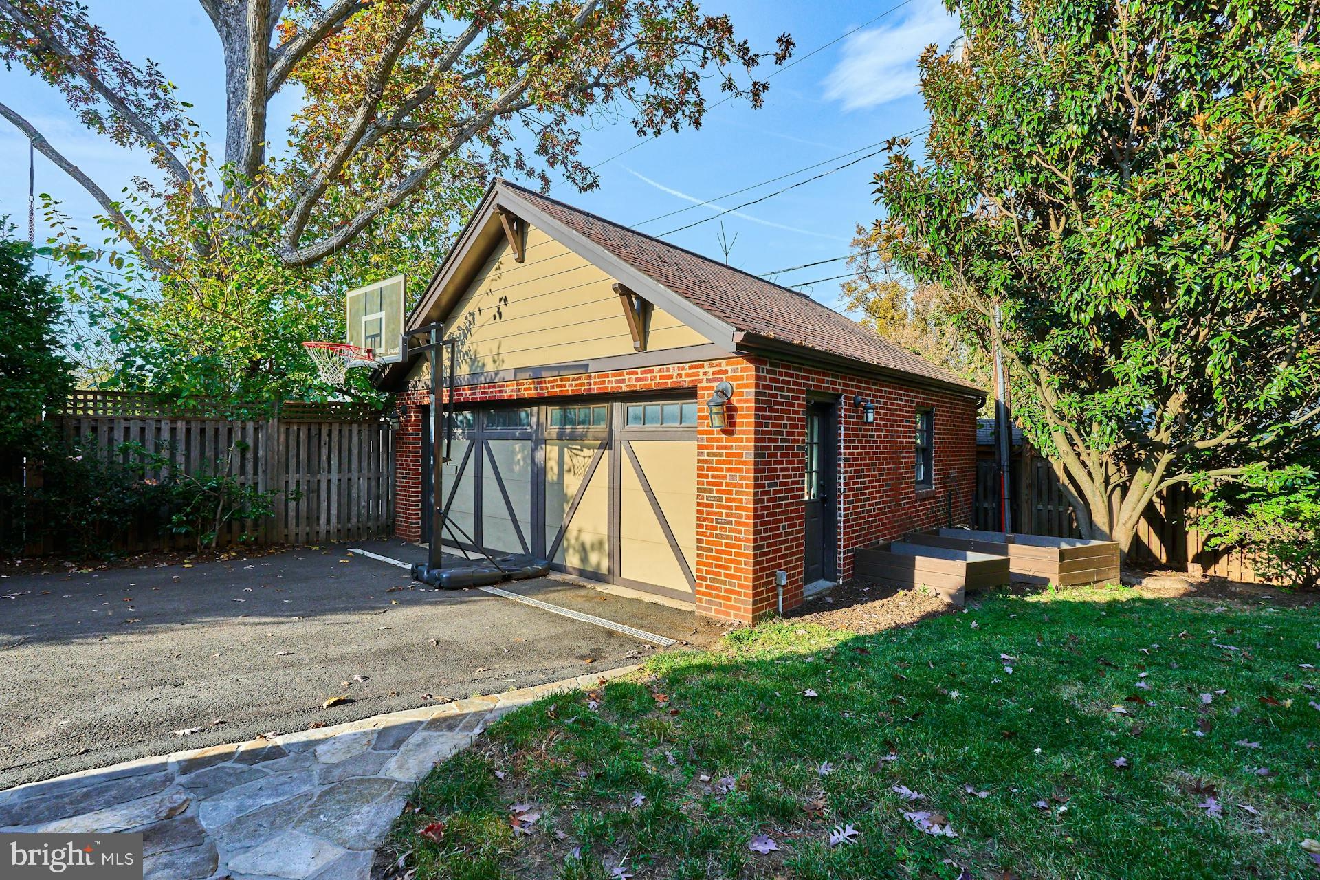 MADISON MANOR - Residential