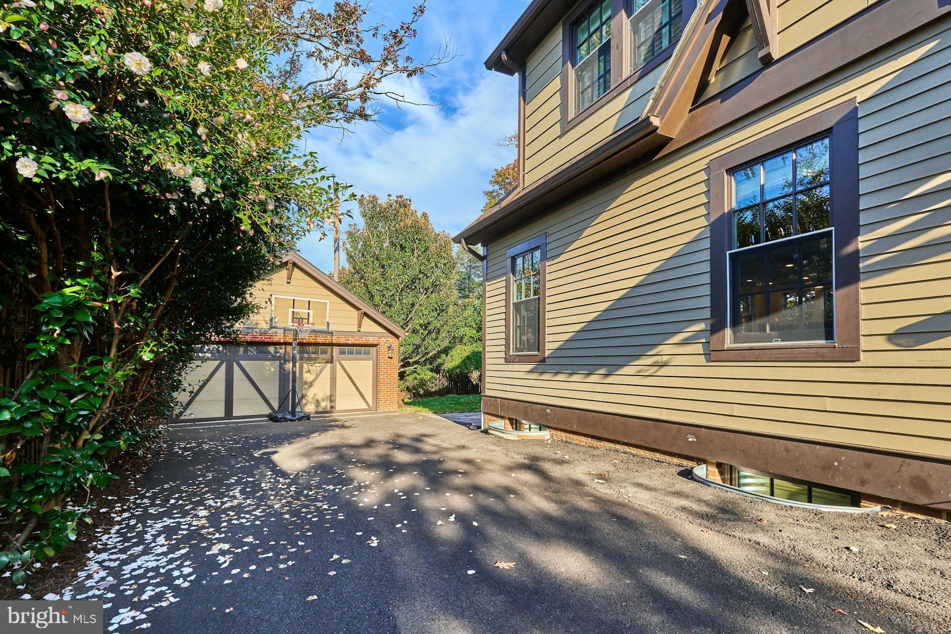 MADISON MANOR - Residential