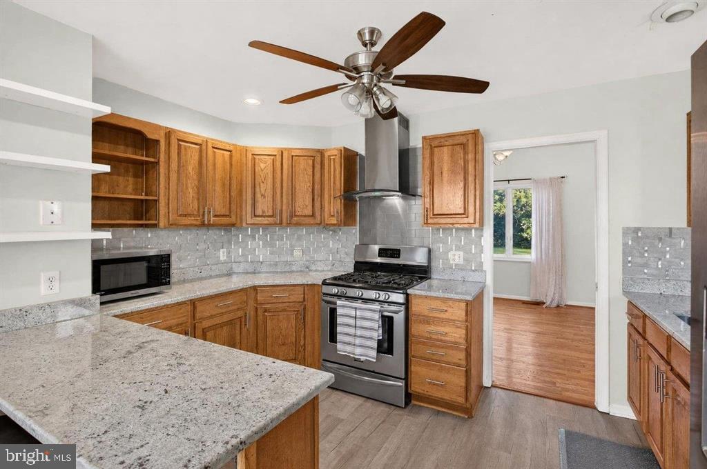 821 HONEYSUCKLE LANE