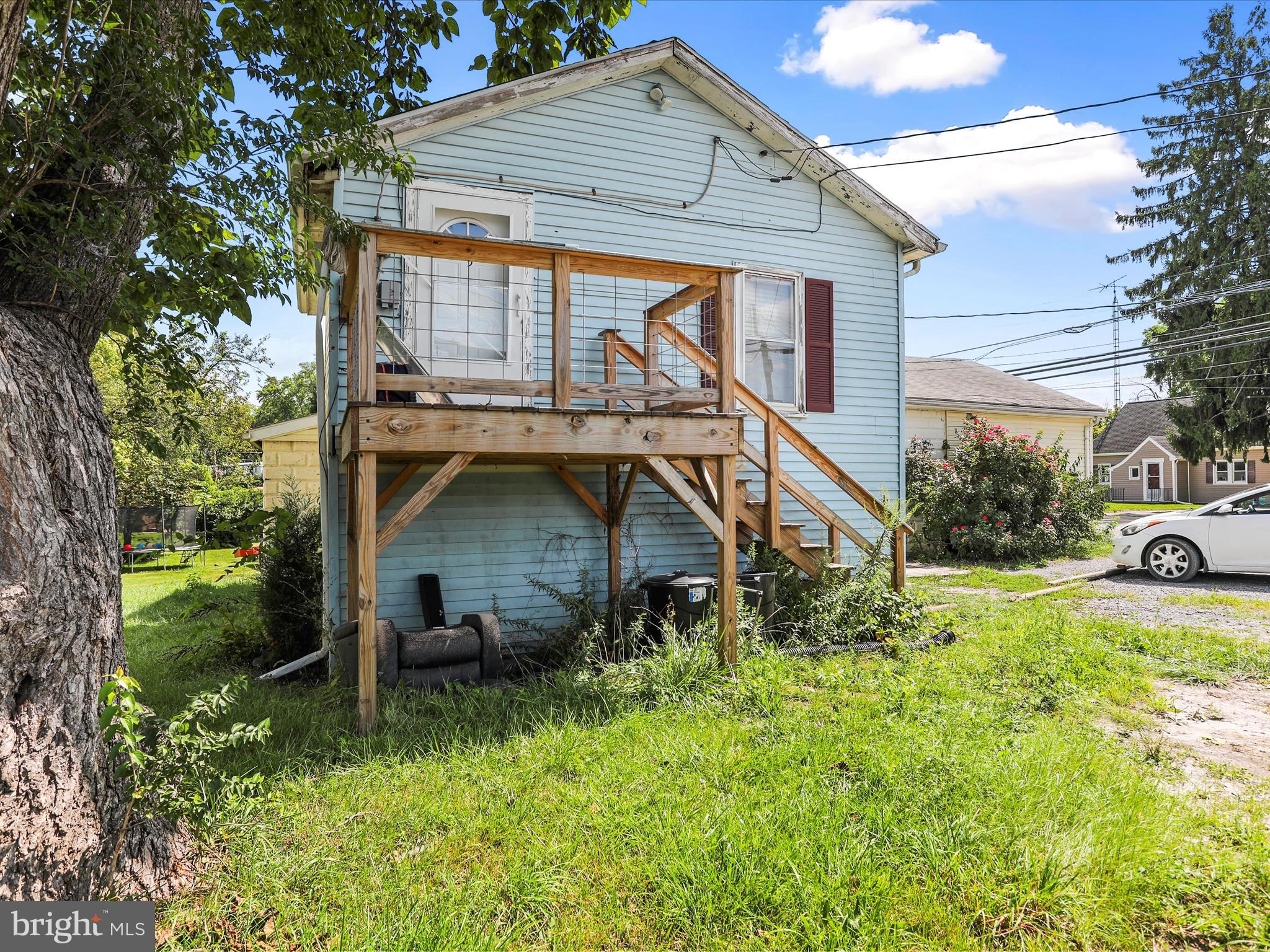 Main image without alt text