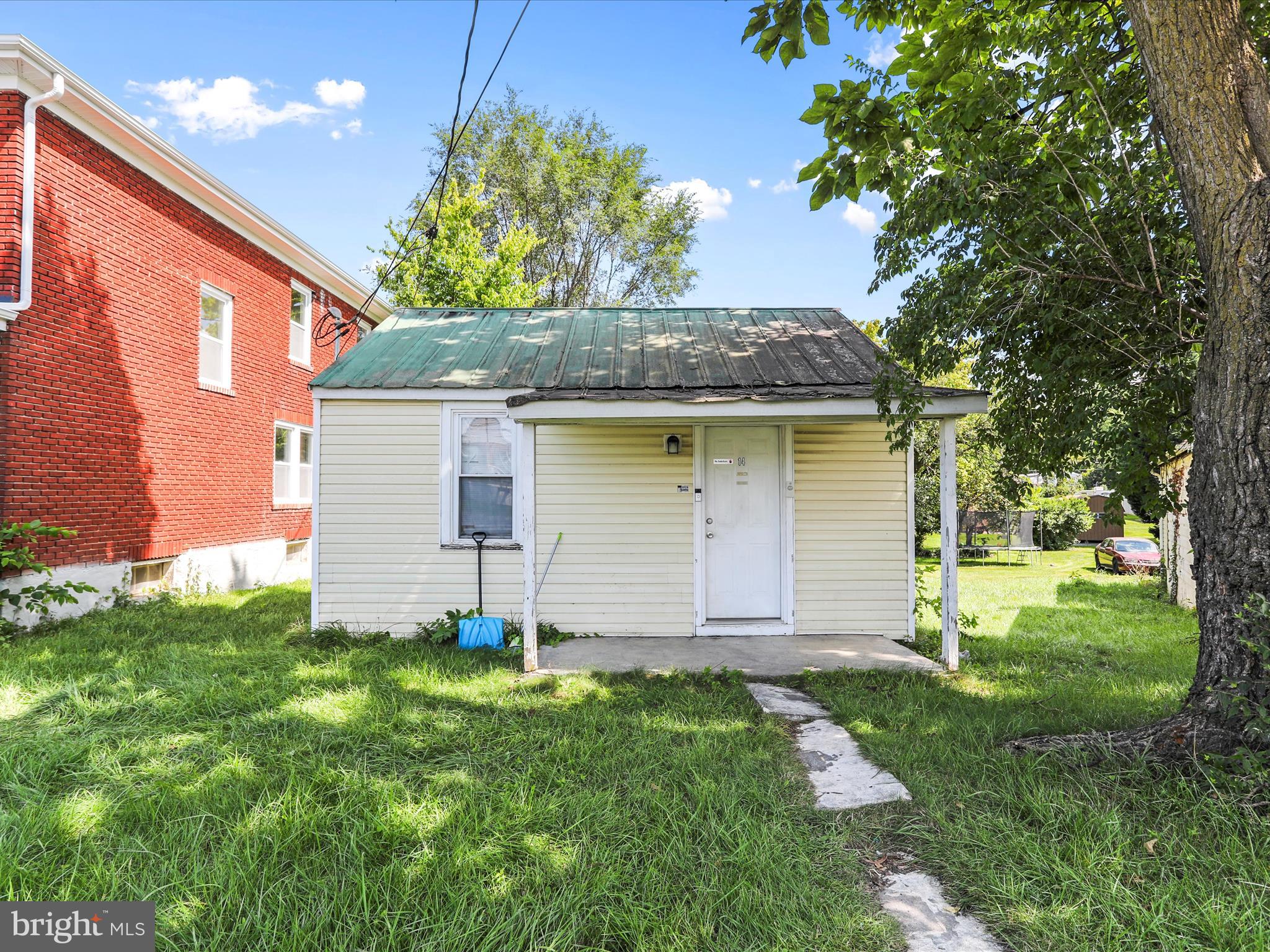 Main image without alt text