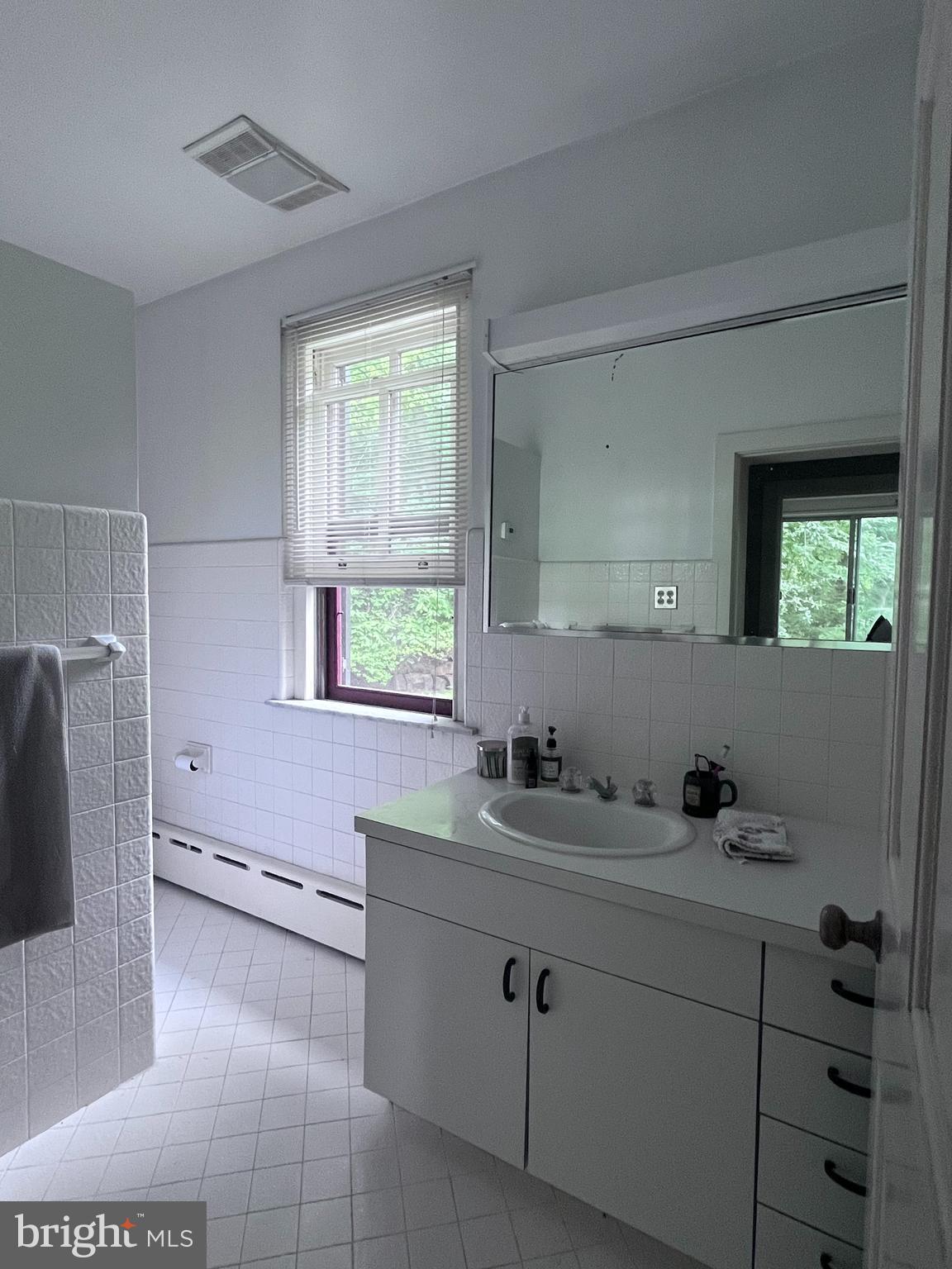 VALENTINE ESTS - Residential Lease
