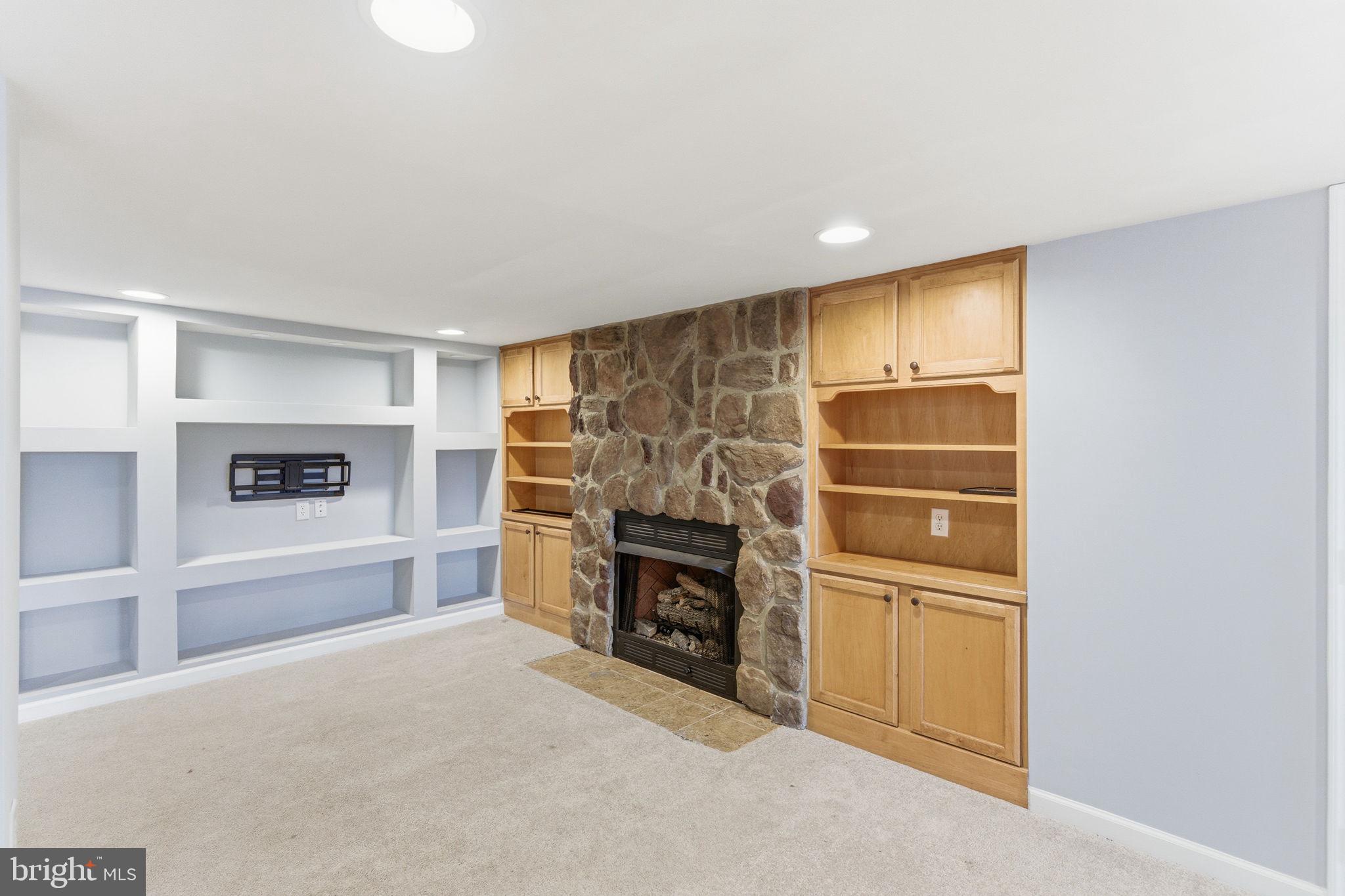 VIOLET KNOLL - Residential