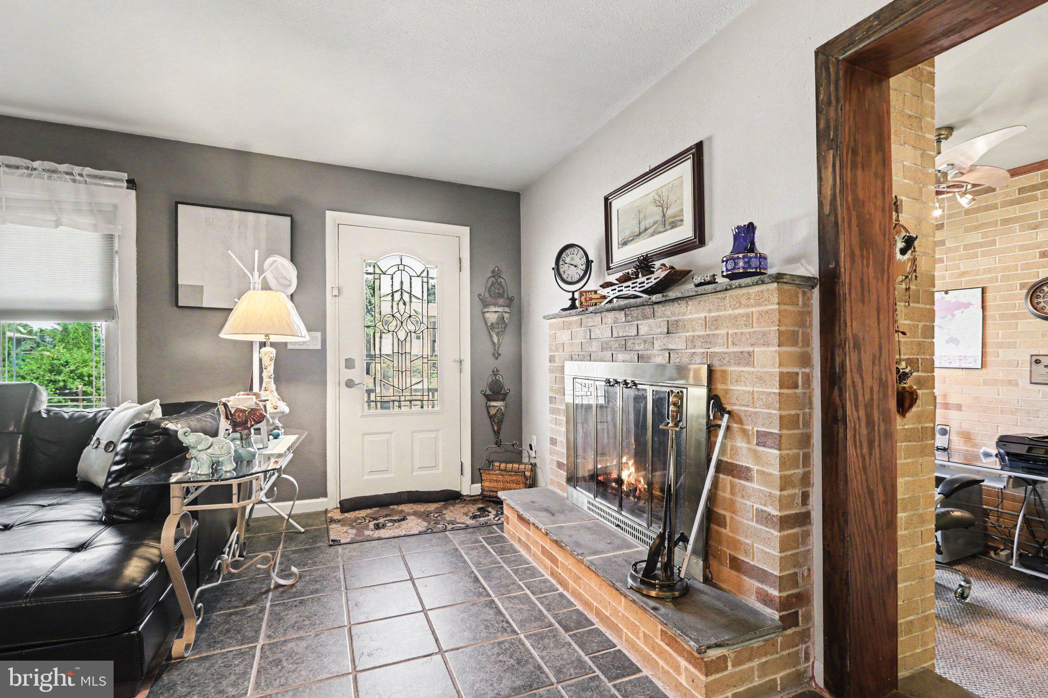 1918 DOUGLAS DR