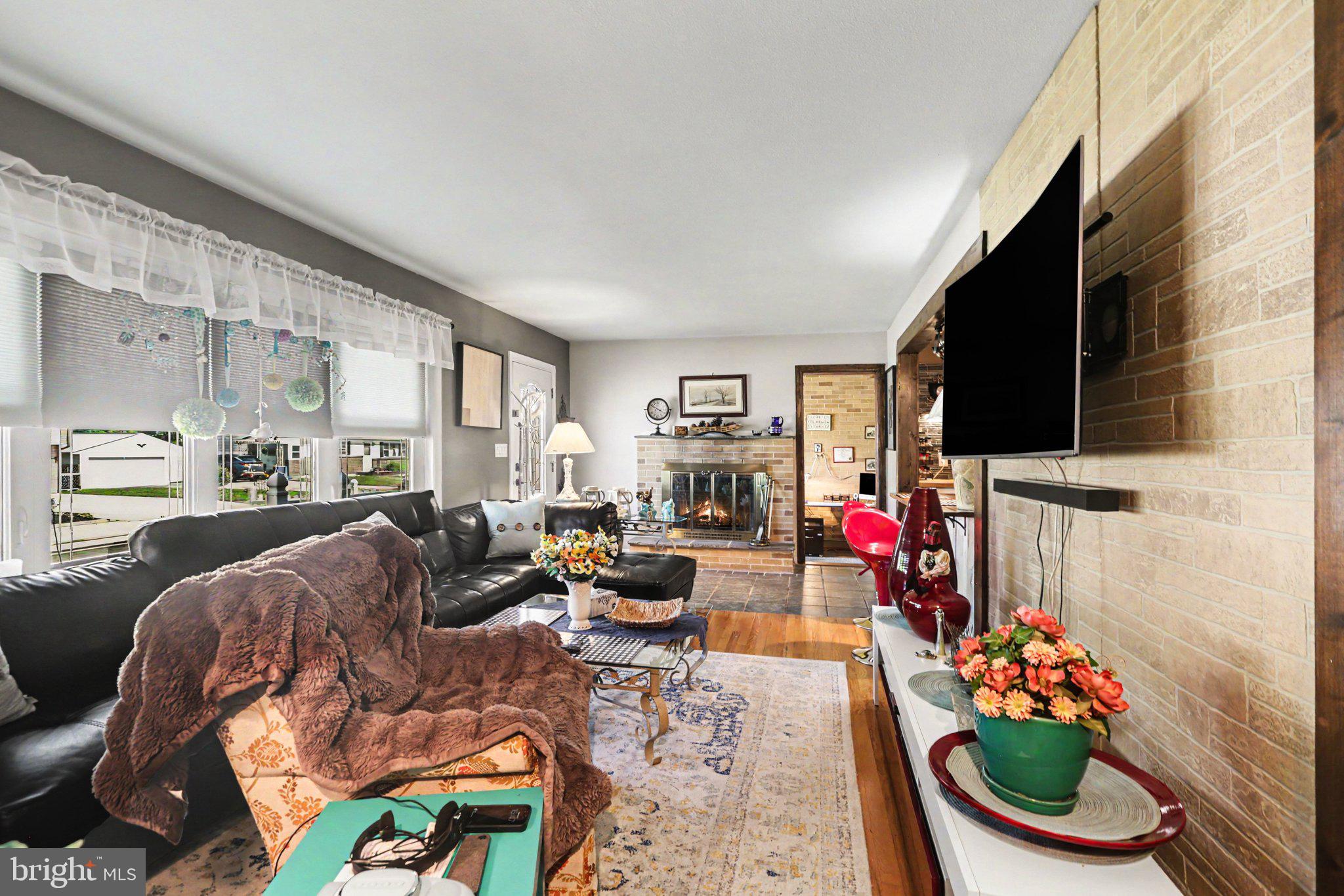 1918 DOUGLAS DR