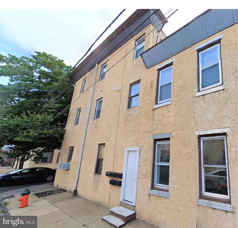 Welcome to 715 Belgrade St #3! This modern home features a sleek kitchen with stainless steel appliances, granite countertops, and a beautifully designed bathroom. Spacious rooms filled with natural light, central A/C and heating, generous closet space, and an in-unit washer & dryer provide ultimate comfort. Enjoy pet-friendly living with easy access to top local spots like The Fillmore, Rivers Casino, and Green Eggs Cafe. With nearby public transit and on-site parking, commuting is effortless. Don’t miss out—schedule your tour today!
*Photos are of a similar unit in the same building