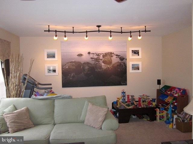 LOMBARD PINES - Residential