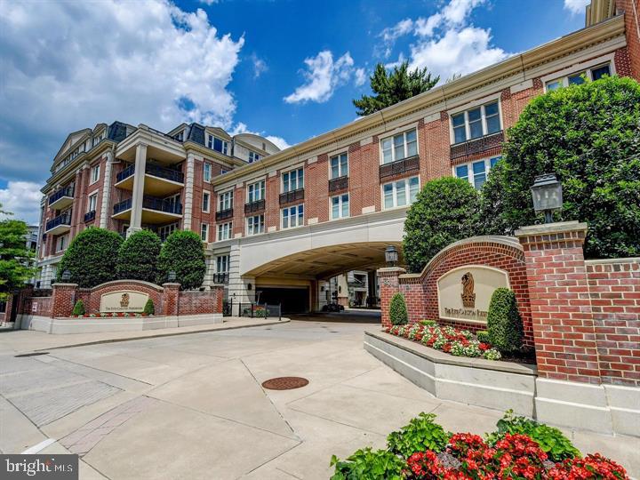 THE RITZ-CARLTON RESIDENCES - Residential Lease