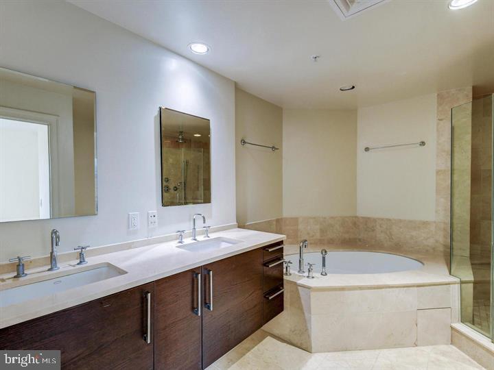 THE RITZ-CARLTON RESIDENCES - Residential Lease