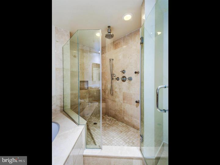 THE RITZ-CARLTON RESIDENCES - Residential Lease