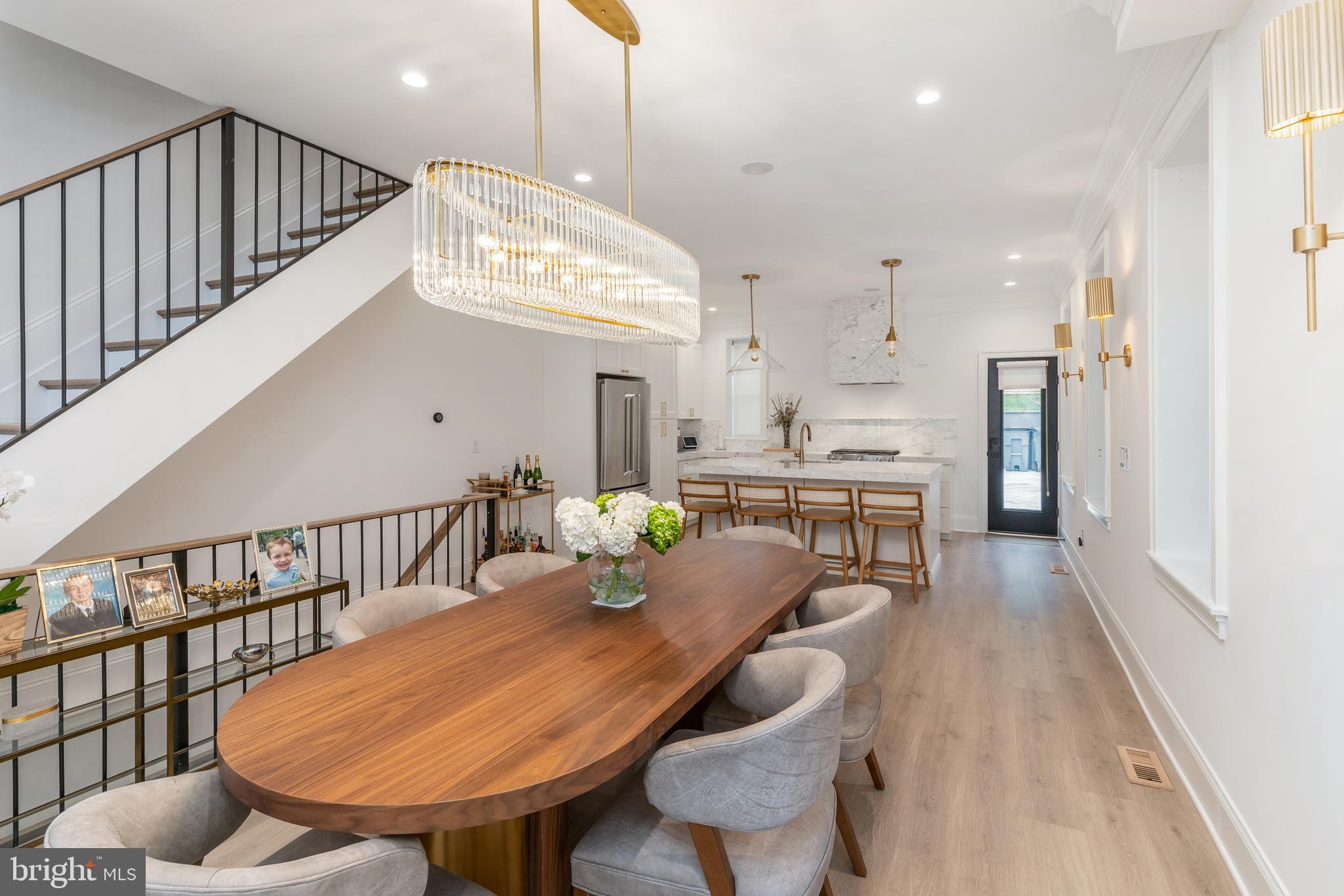 QUEEN VILLAGE - Residential