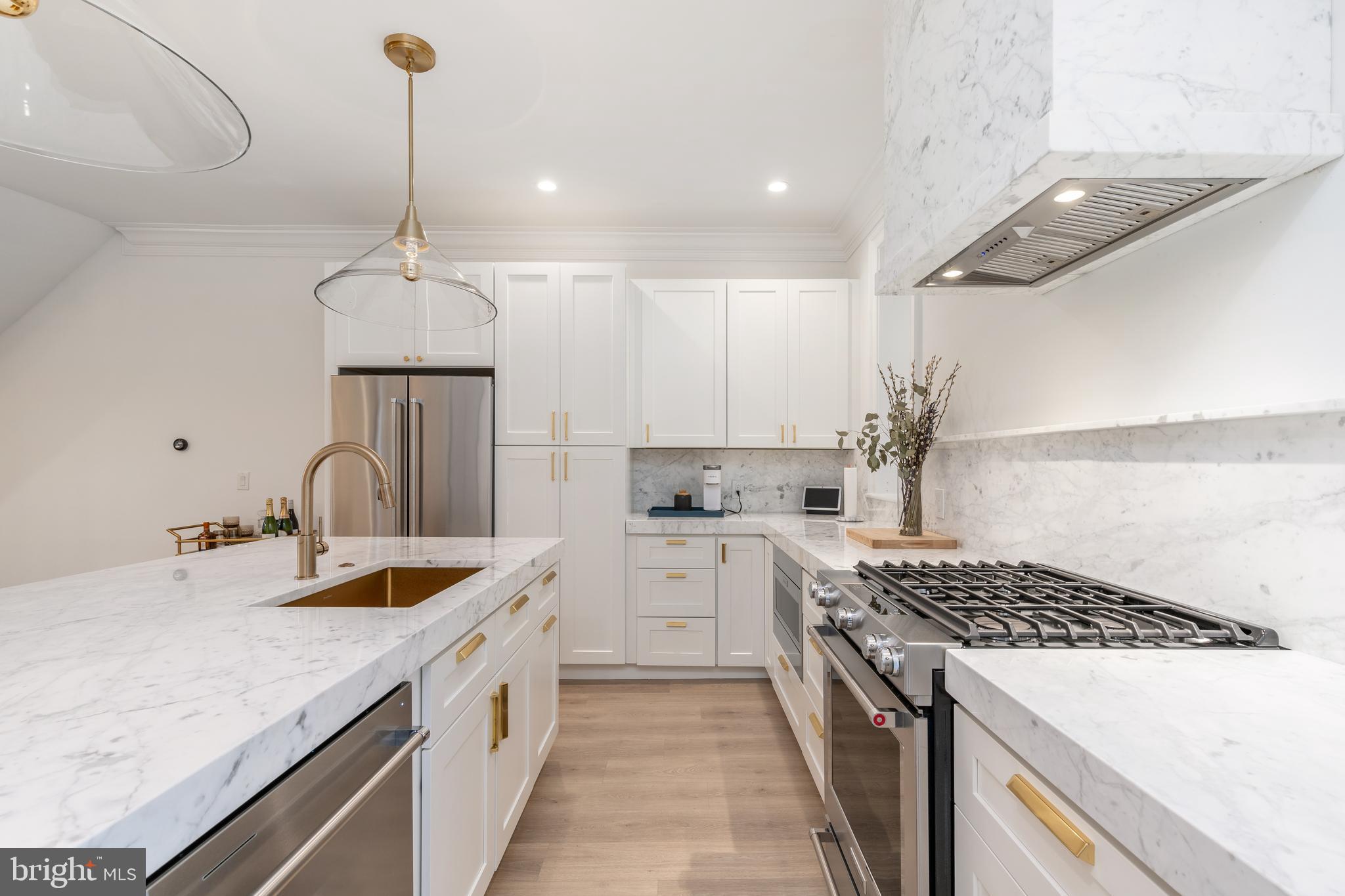 QUEEN VILLAGE - Residential