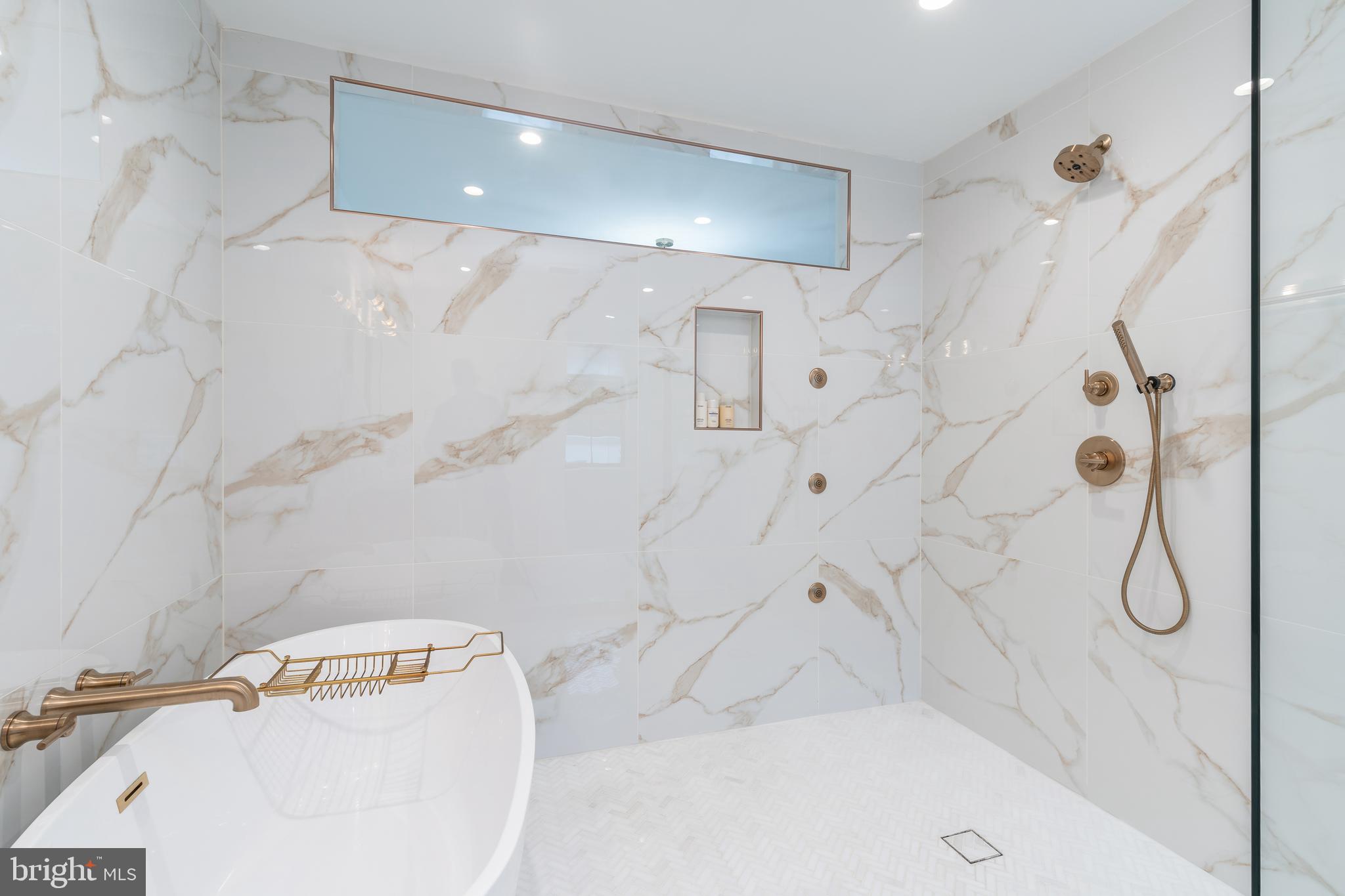 QUEEN VILLAGE - Residential