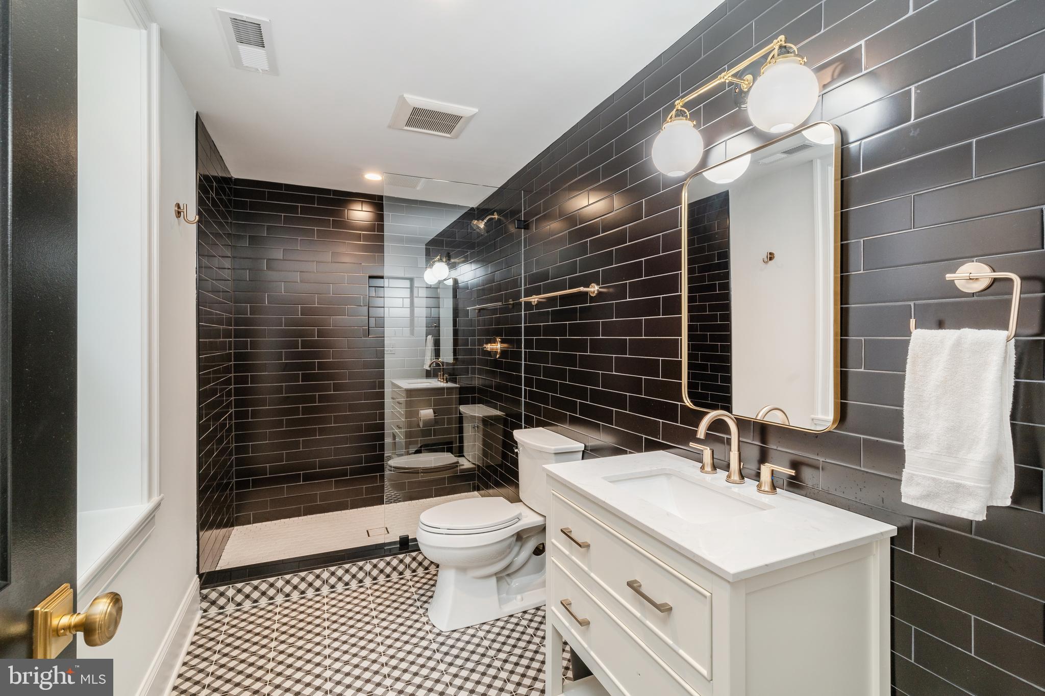 QUEEN VILLAGE - Residential