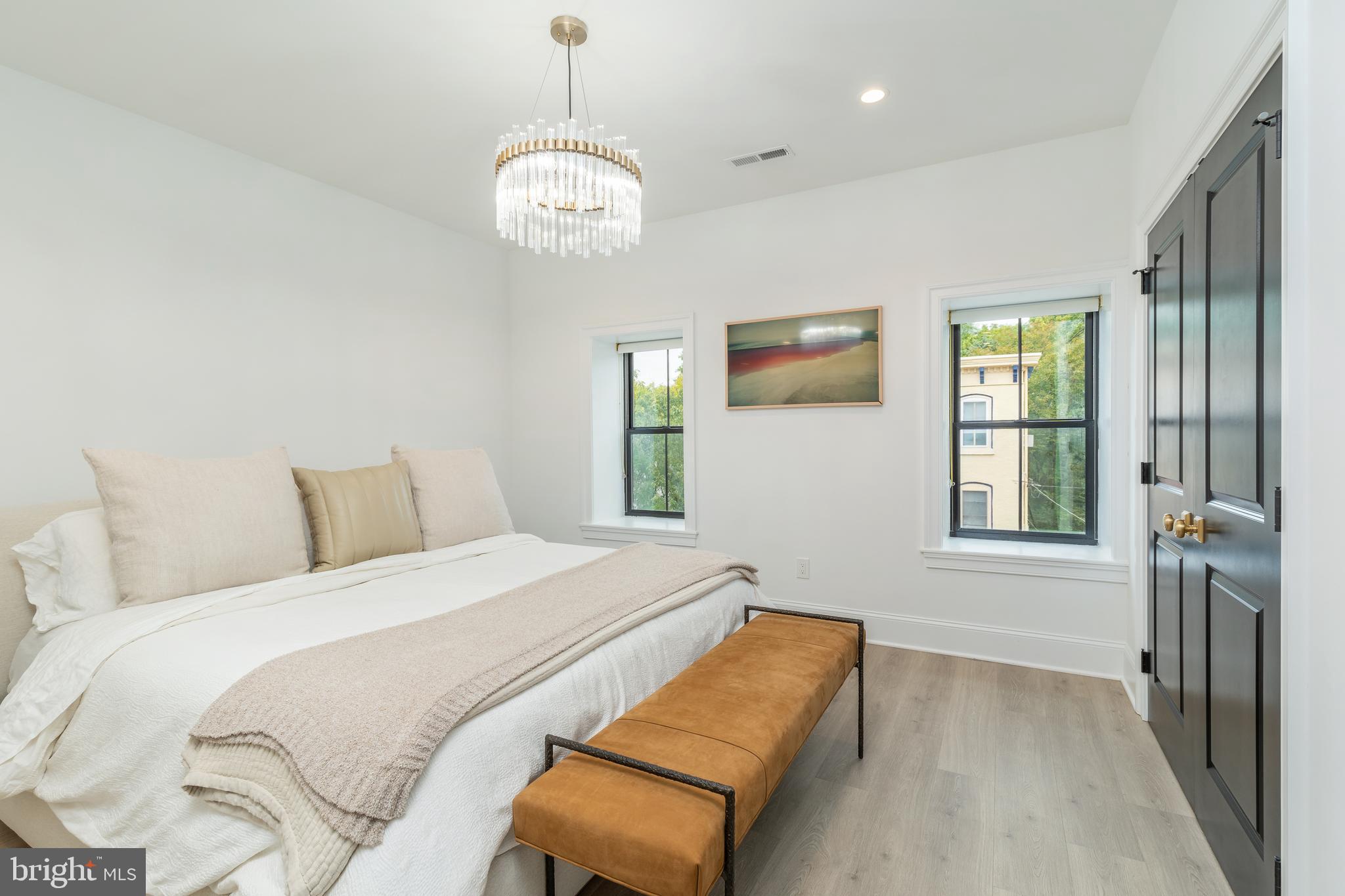 QUEEN VILLAGE - Residential