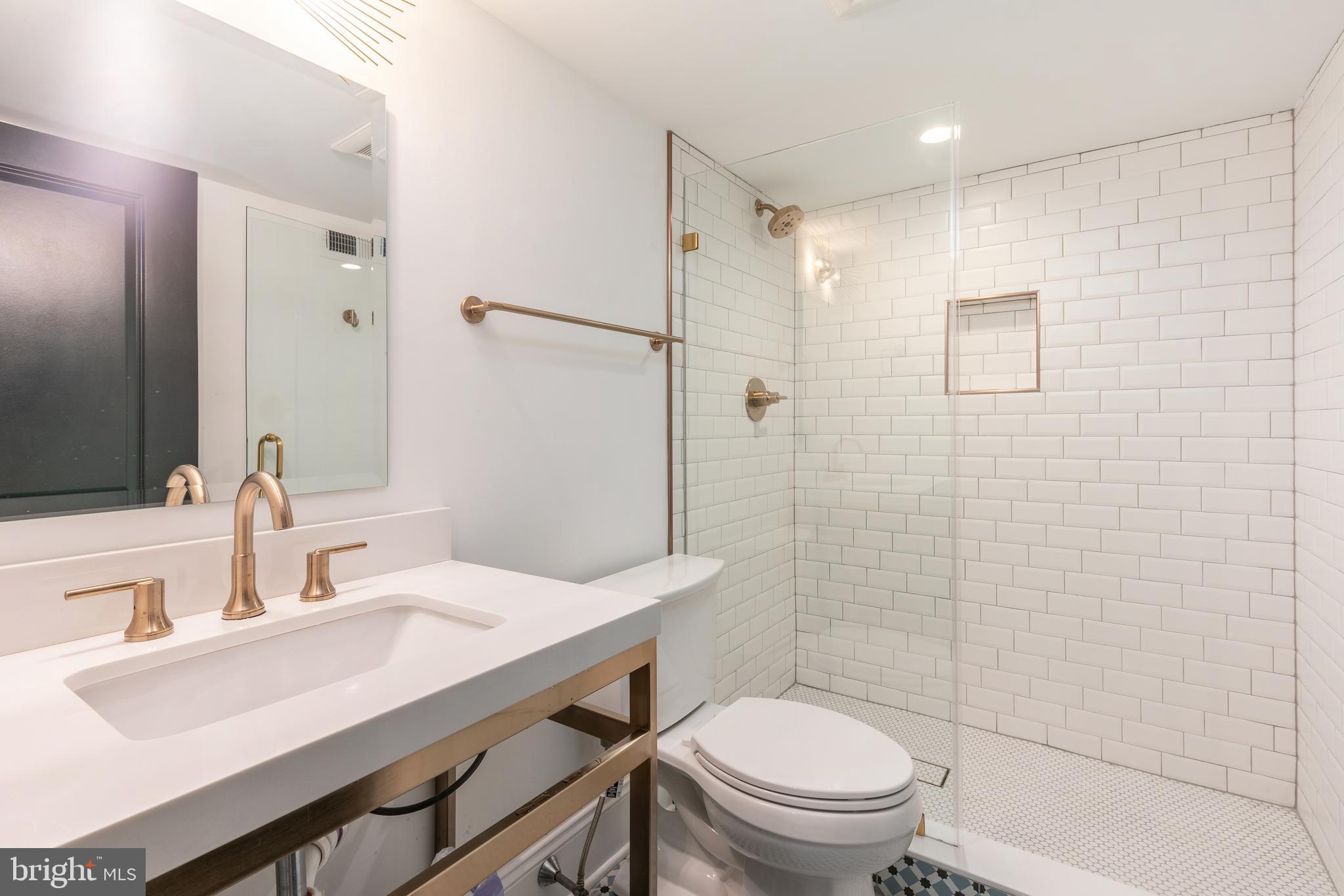 QUEEN VILLAGE - Residential