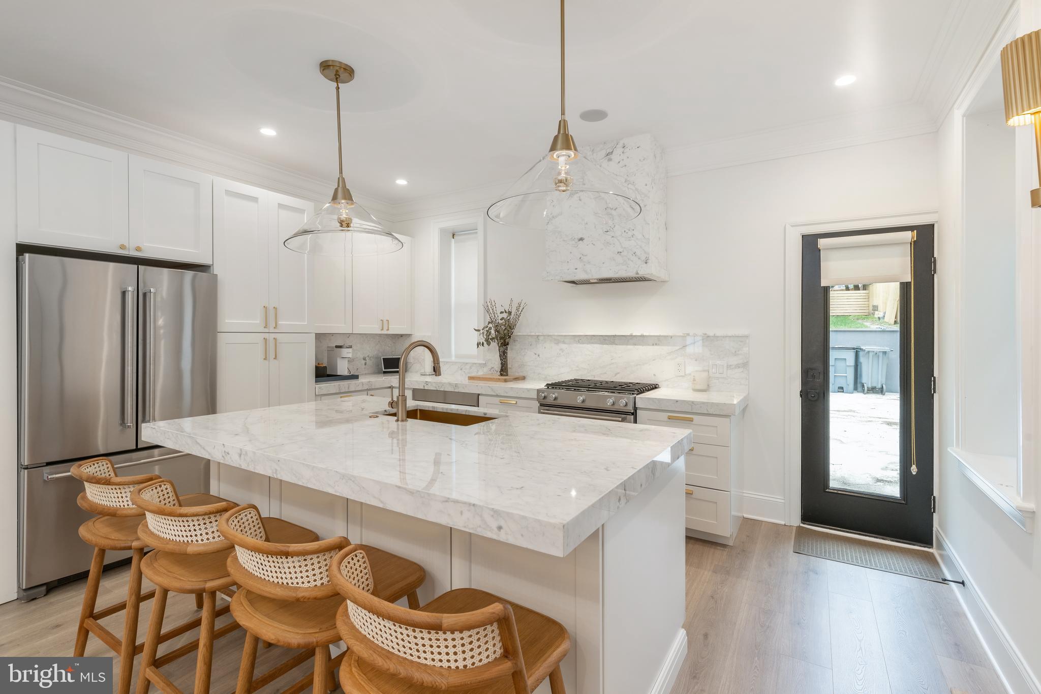 QUEEN VILLAGE - Residential