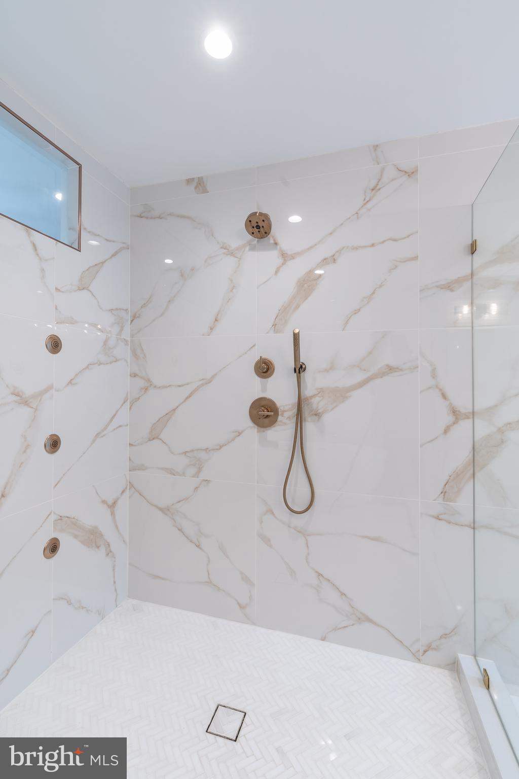 QUEEN VILLAGE - Residential