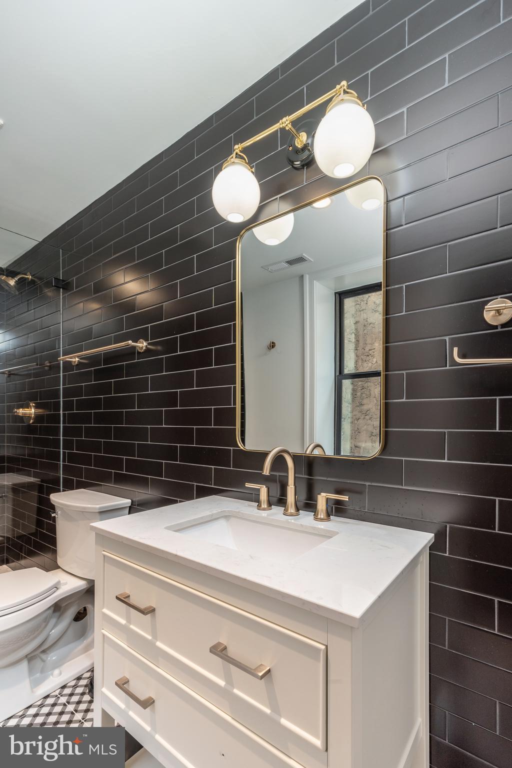 QUEEN VILLAGE - Residential