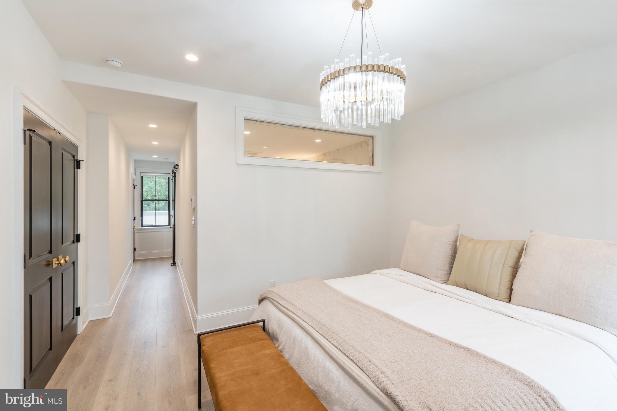 QUEEN VILLAGE - Residential