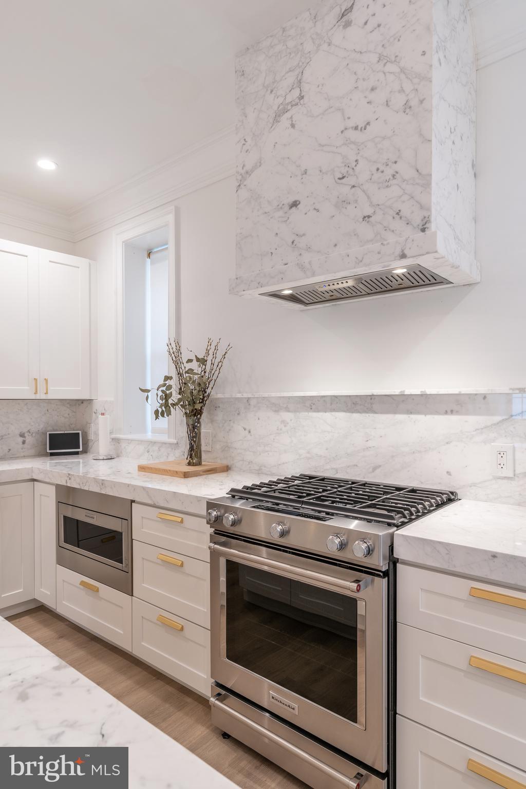 QUEEN VILLAGE - Residential