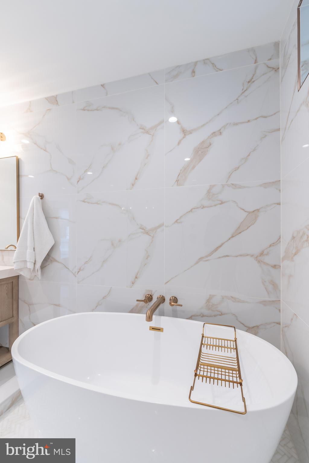 QUEEN VILLAGE - Residential