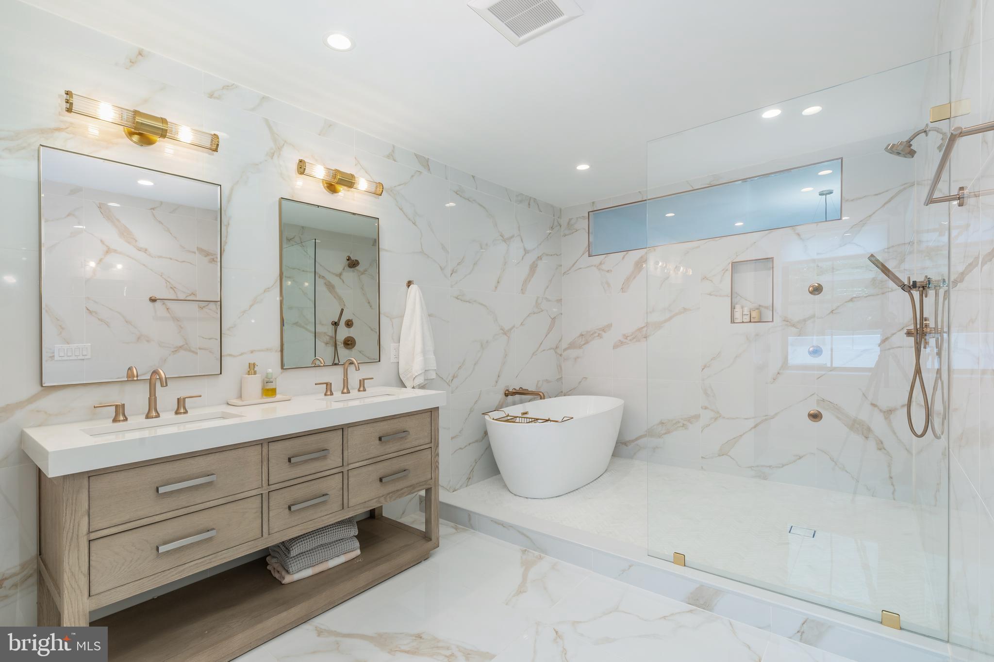 QUEEN VILLAGE - Residential