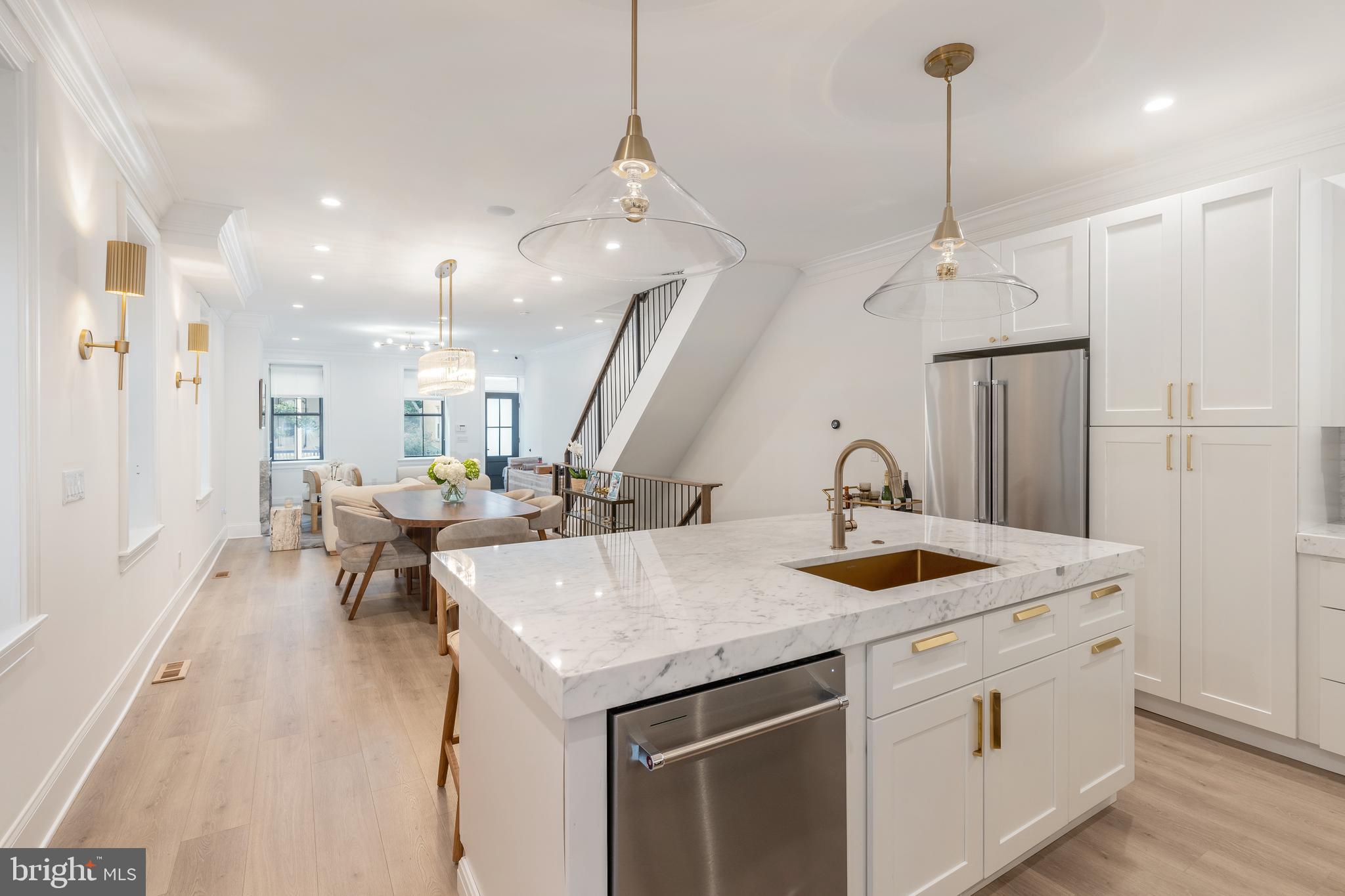 QUEEN VILLAGE - Residential