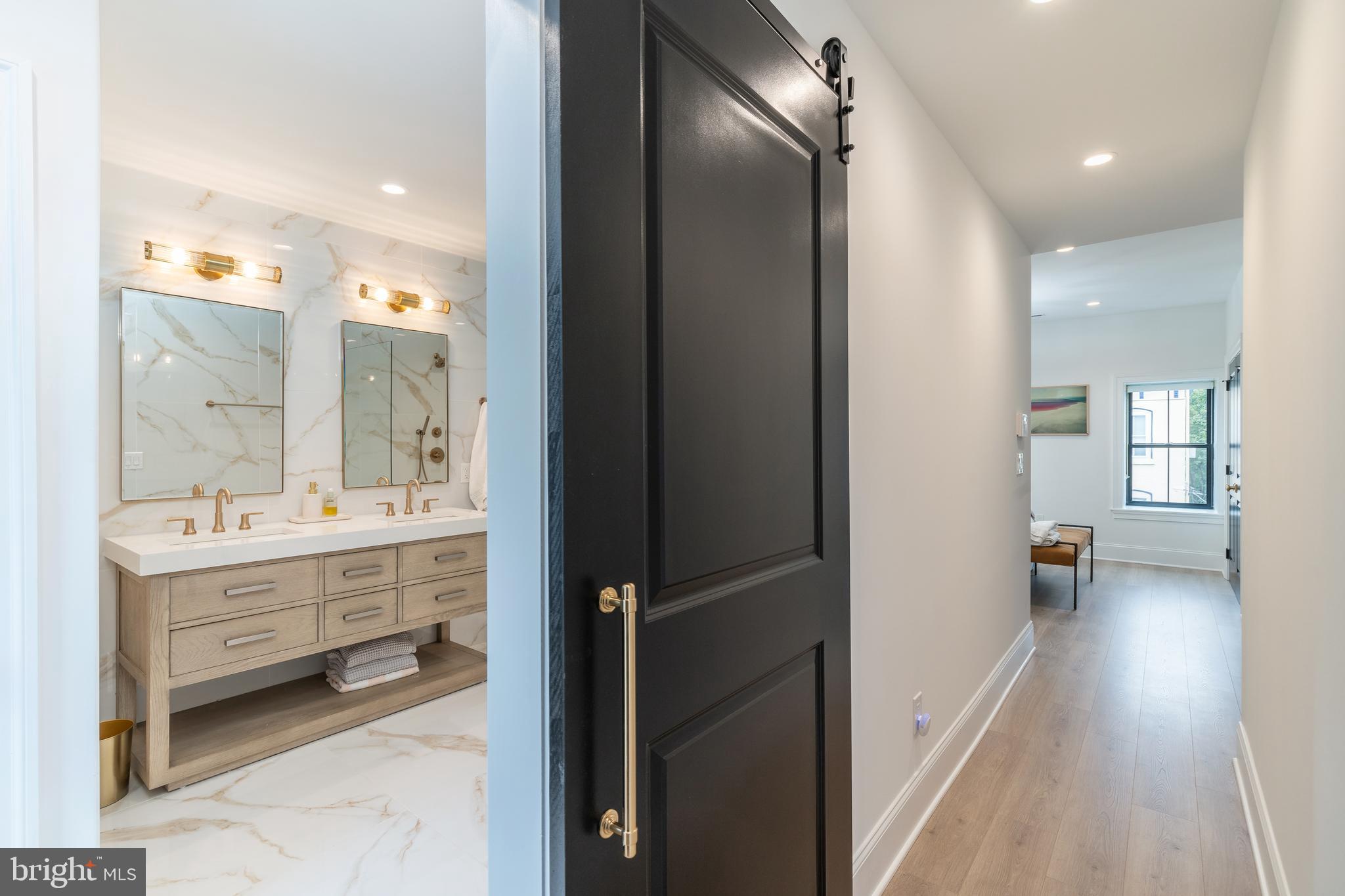 QUEEN VILLAGE - Residential