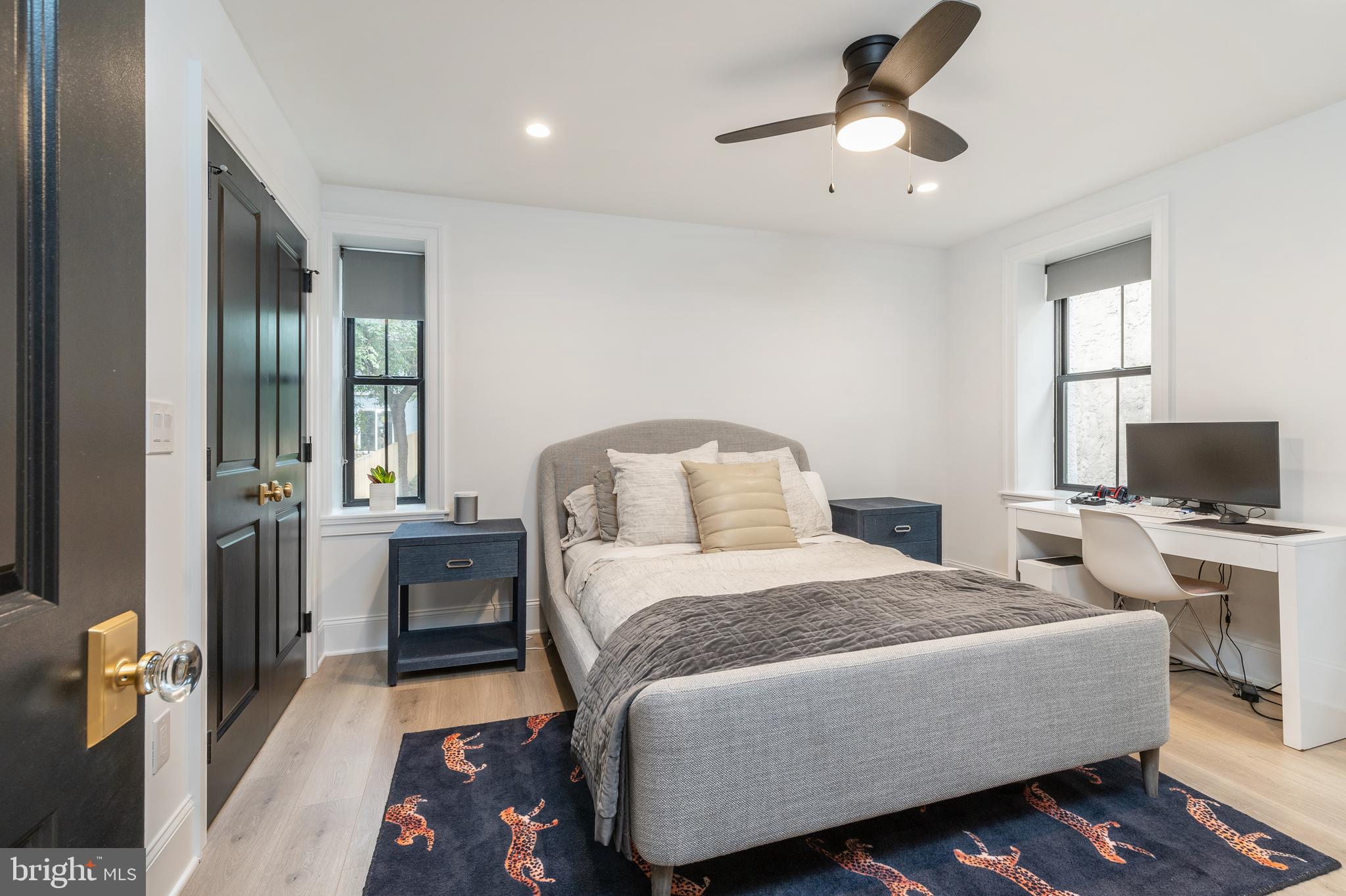 QUEEN VILLAGE - Residential