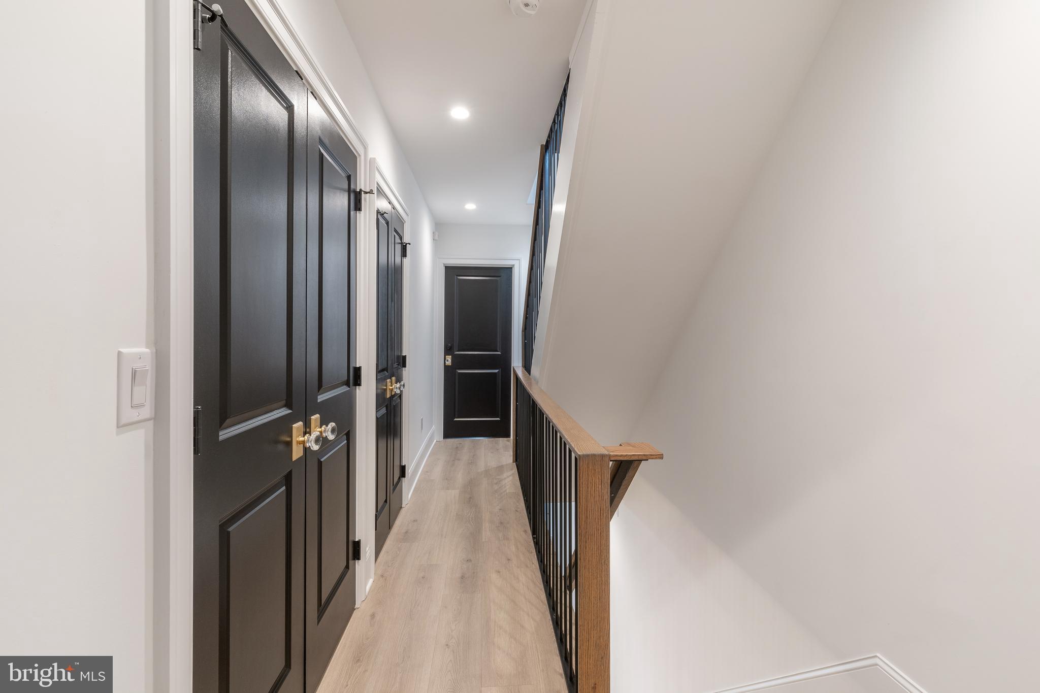 QUEEN VILLAGE - Residential