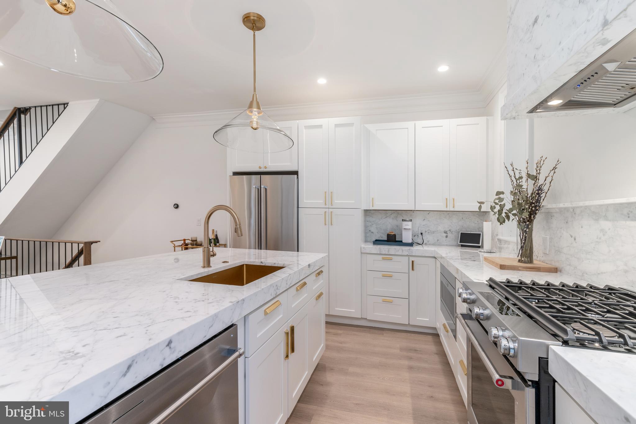 QUEEN VILLAGE - Residential