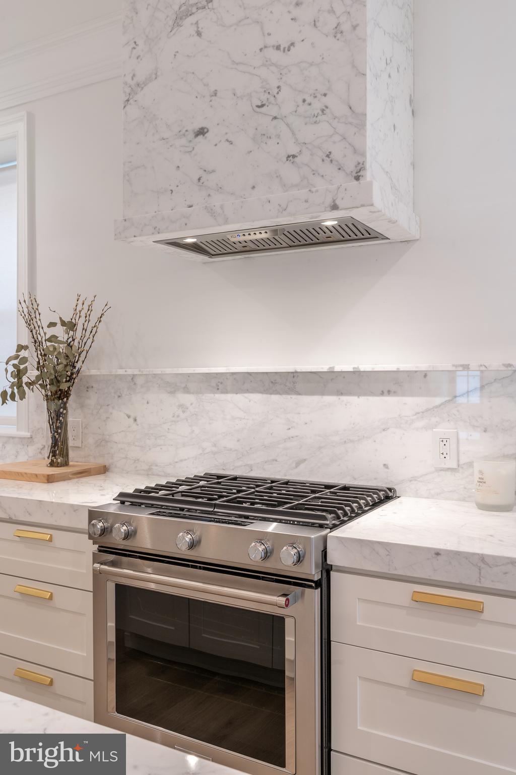 QUEEN VILLAGE - Residential