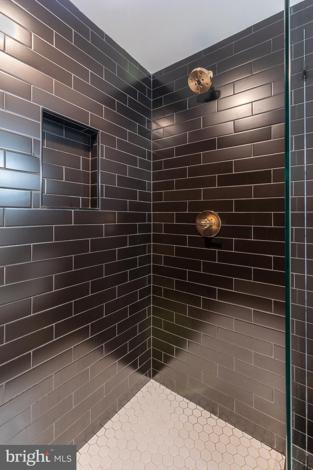 QUEEN VILLAGE - Residential