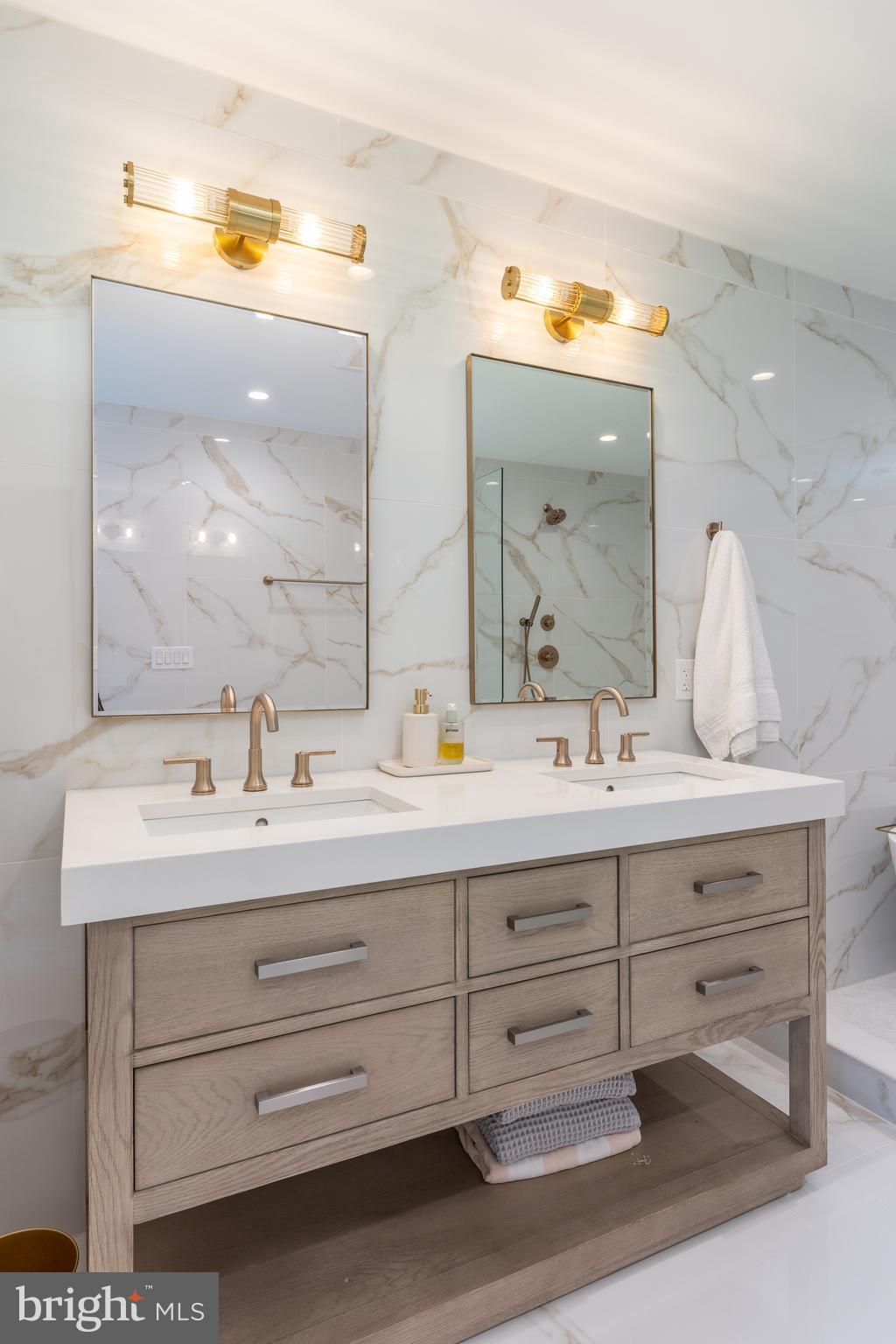 QUEEN VILLAGE - Residential