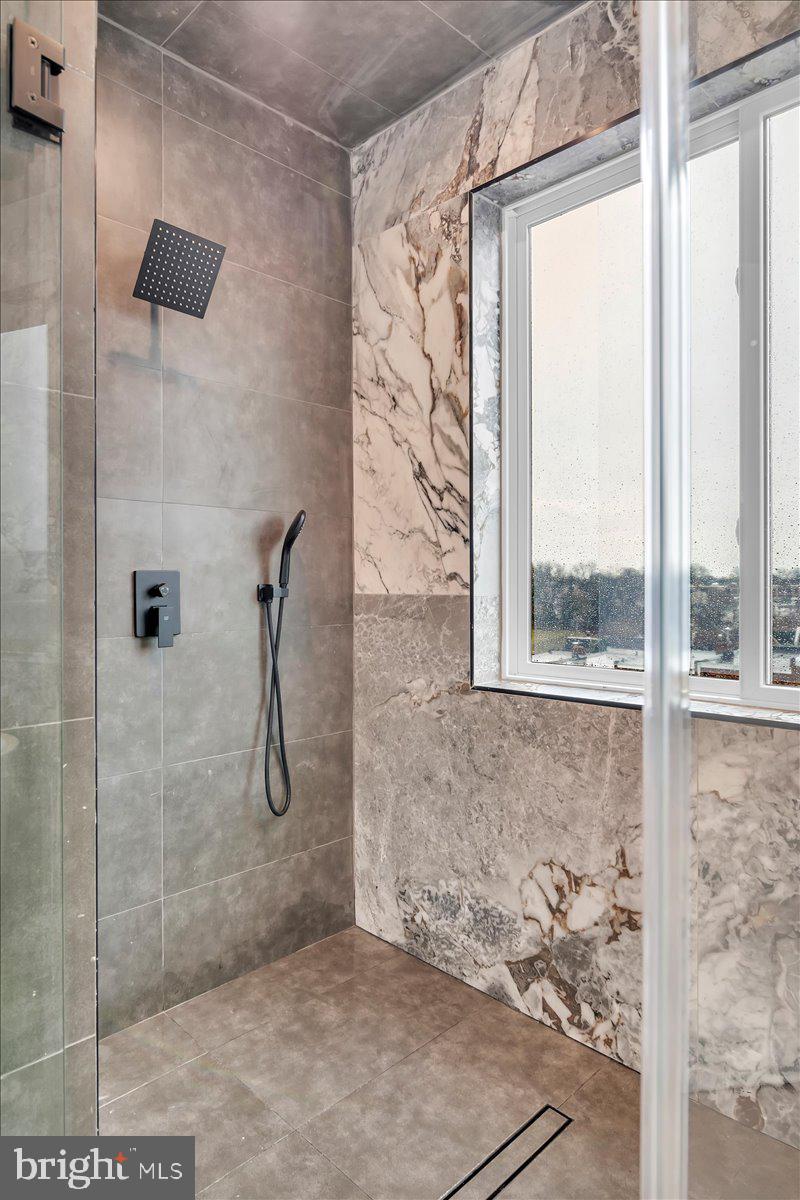 ROXBOROUGH - Residential