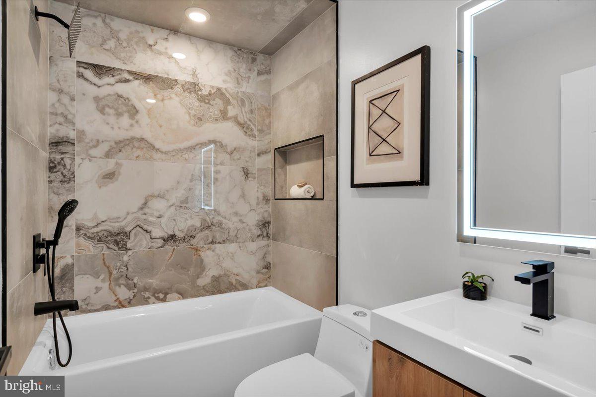 ROXBOROUGH - Residential