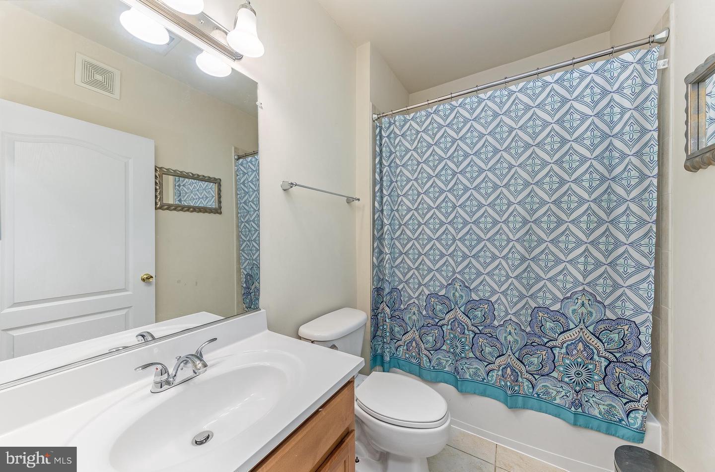 THE RESERVE CONDOMINIUMS - Residential Lease