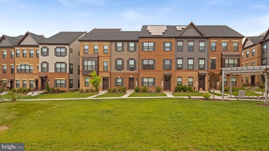 JUST REDUCED TO MOVE IN NOW! The Number ONE BUILDER LENNAR HOMES introduces the impressive 3BDR, 3 Full Baths, 1 Half Bath, Cambridge End Unit featuring a show-stopping Gourmet kitchen w/ hardwood floors, roomy secondary bedrooms, Owners Suite complete w/ lavish bathroom, and walk-in closet. BONUS 4th Level LOFT! SOLAR AND SMART HOME TECHNOLOGY INCLUDED! PHOTO LIKENESS. Ask Sales Rep Lucas Clark about our LIMITED Special INCENTIVES TODAY(ASK ABOUT New Home University $1,000 Cash Grant towards Closing) !