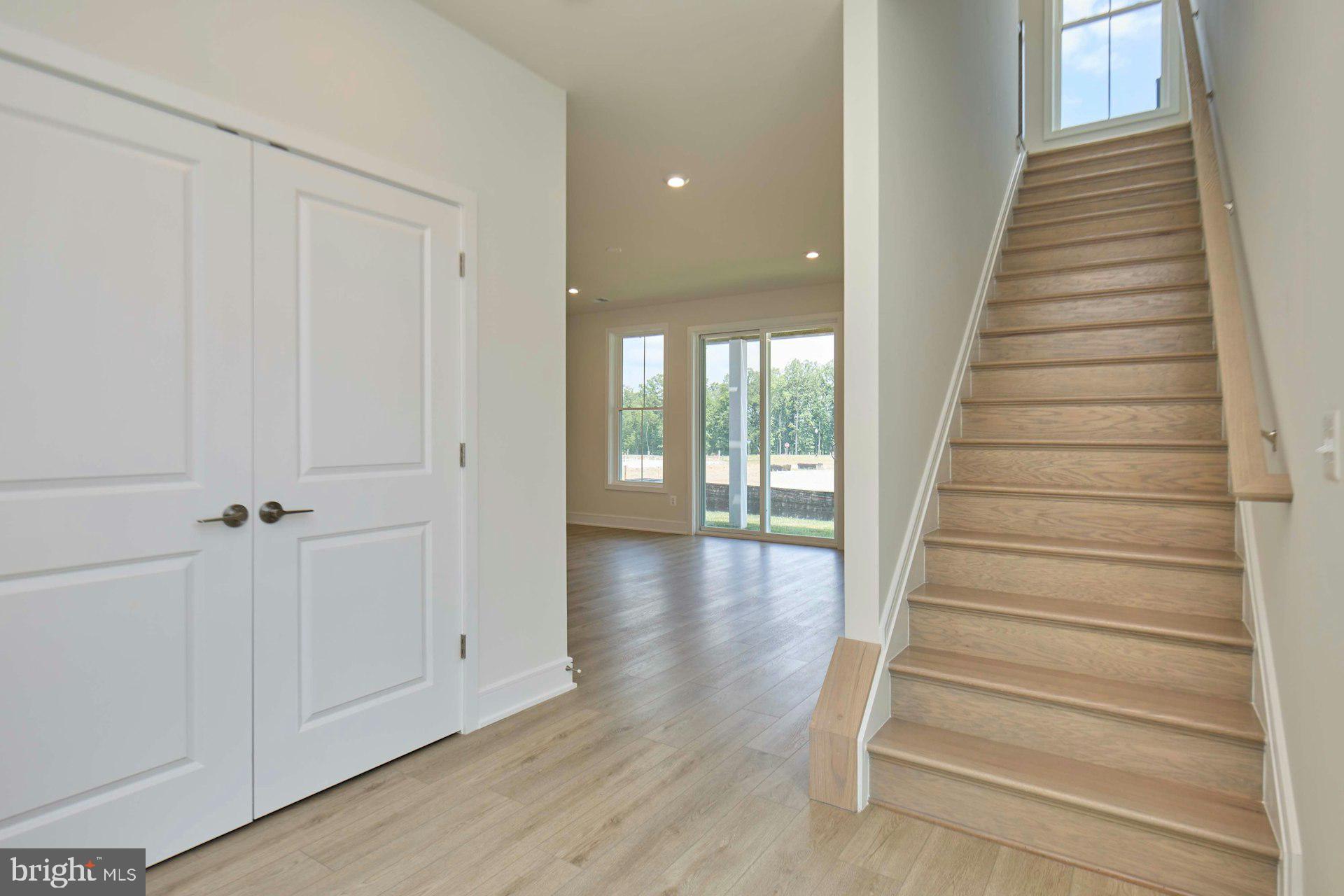 42221 SHINING STAR SQUARE