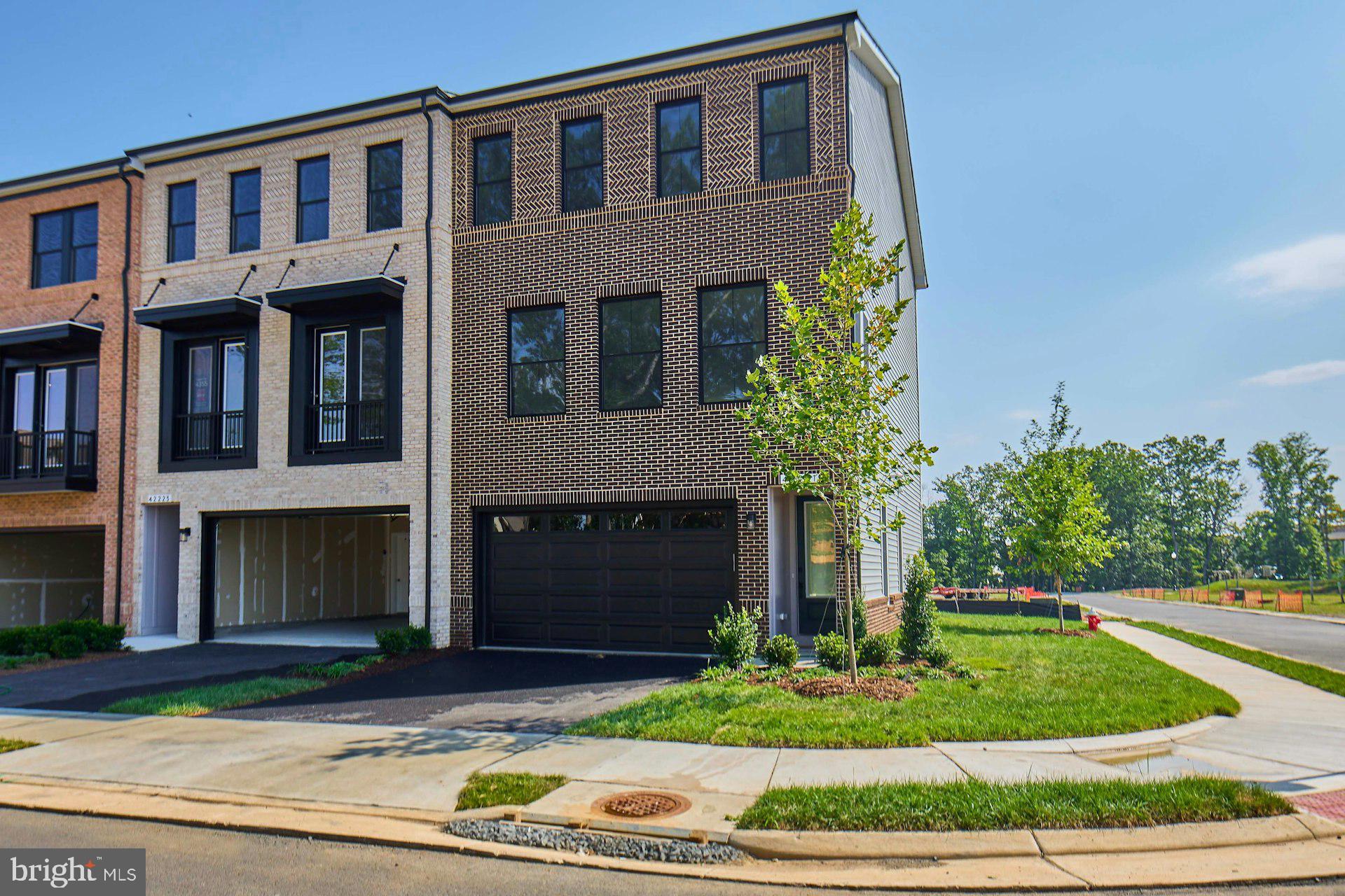 42221 SHINING STAR SQUARE