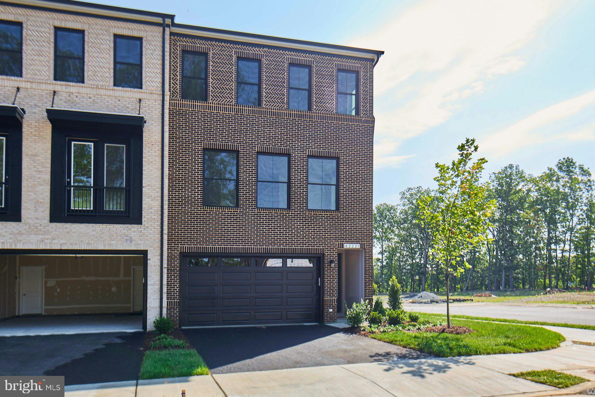 42221 SHINING STAR SQUARE