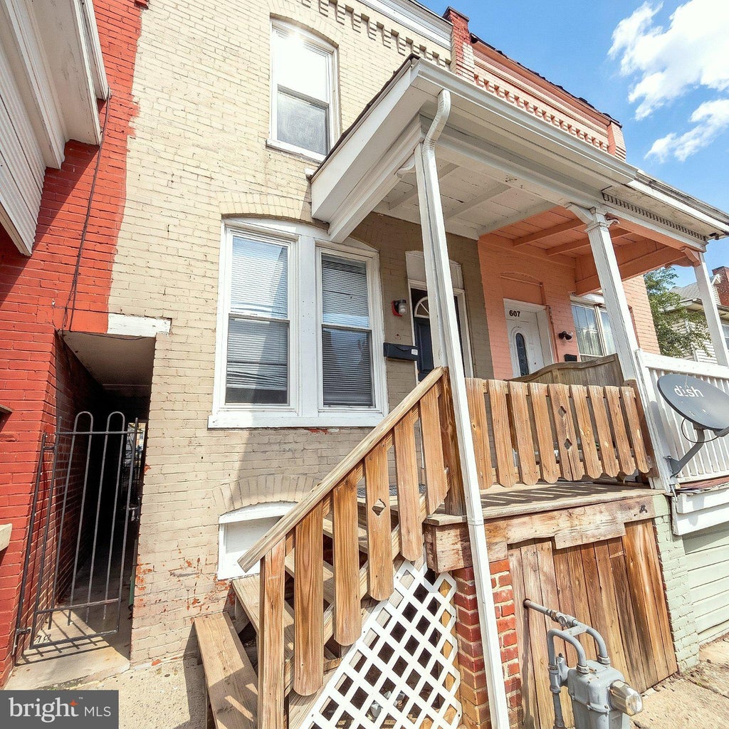 Photo of 609 W Locust Street, YORK, PA 17401 (MLS # PAYK2111392)