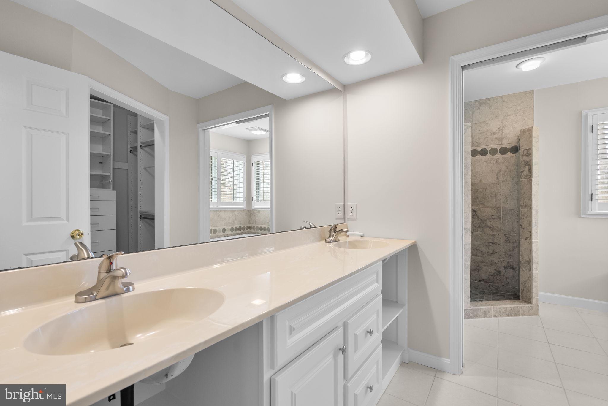 ROLLING KNOLLS - Residential