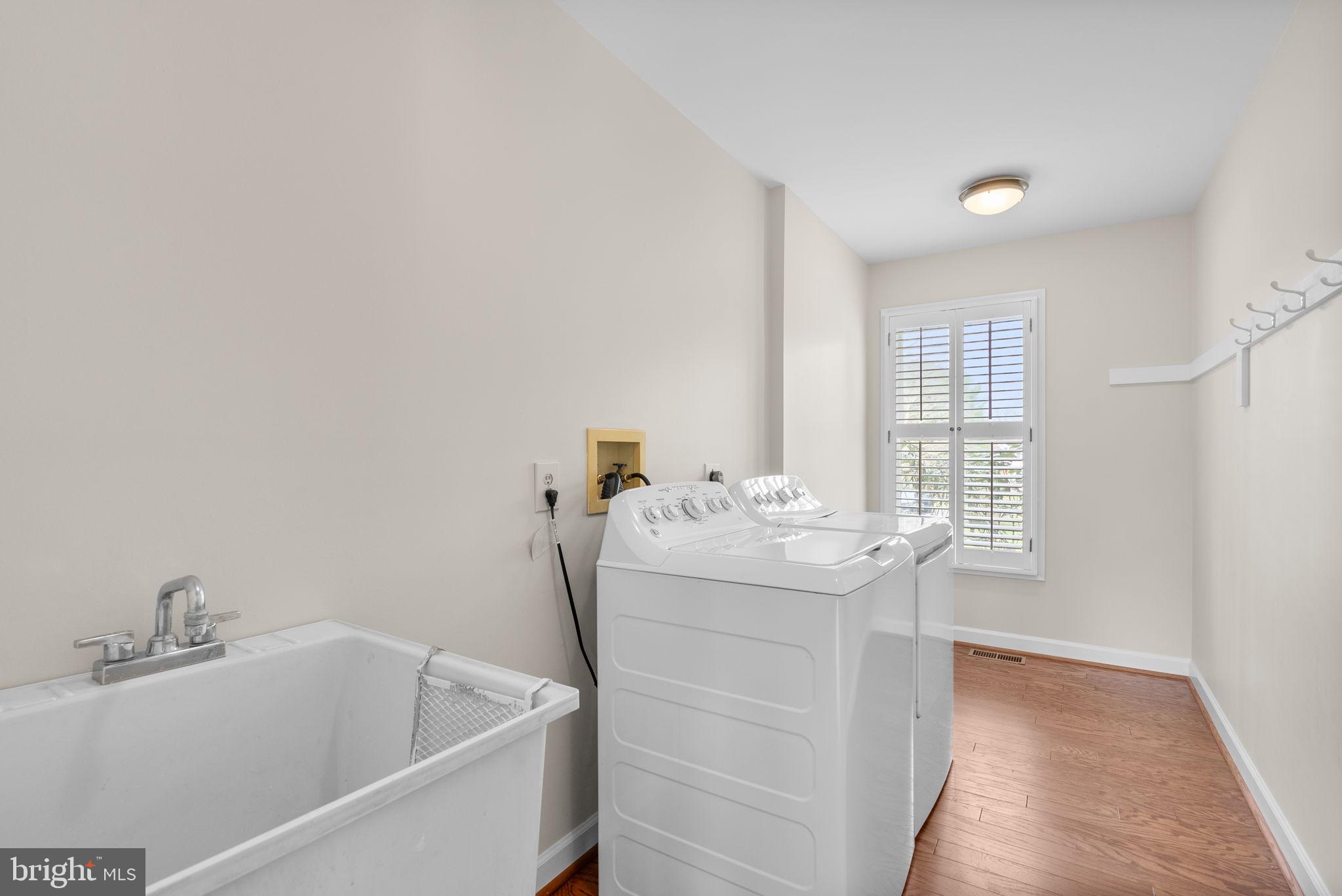 ROLLING KNOLLS - Residential