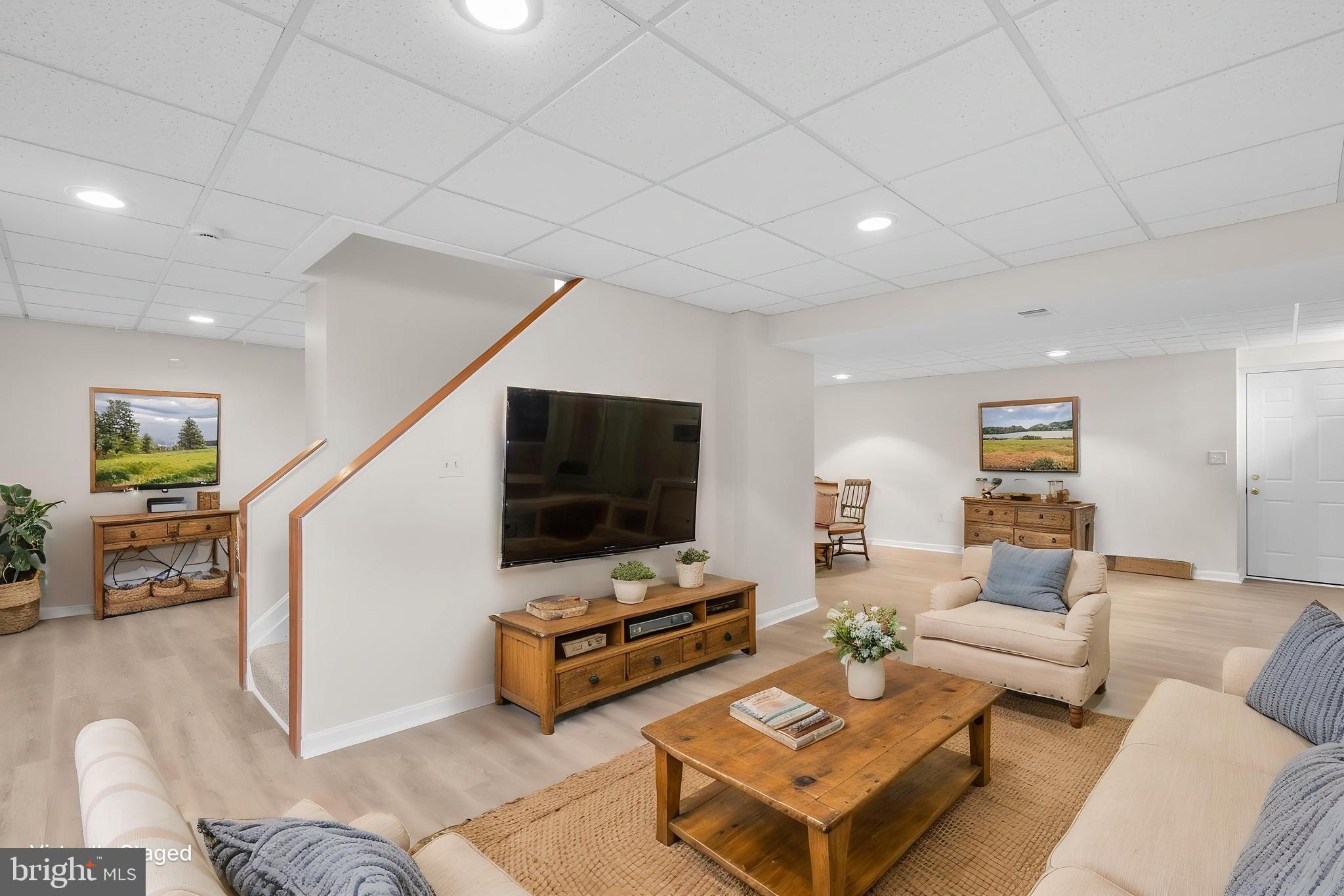 ROLLING KNOLLS - Residential