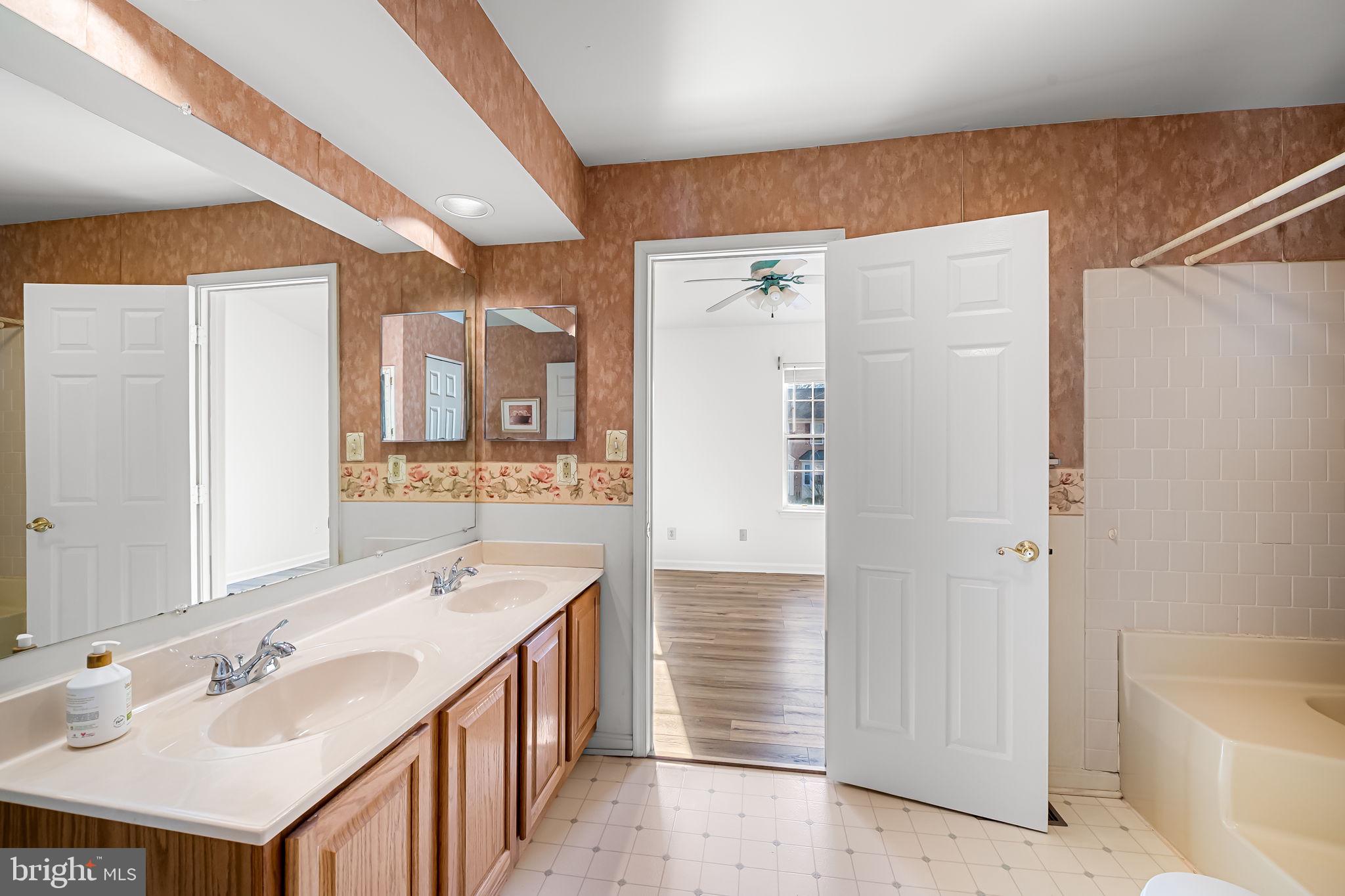 CONSTANT FRIENDSHIP - Residential