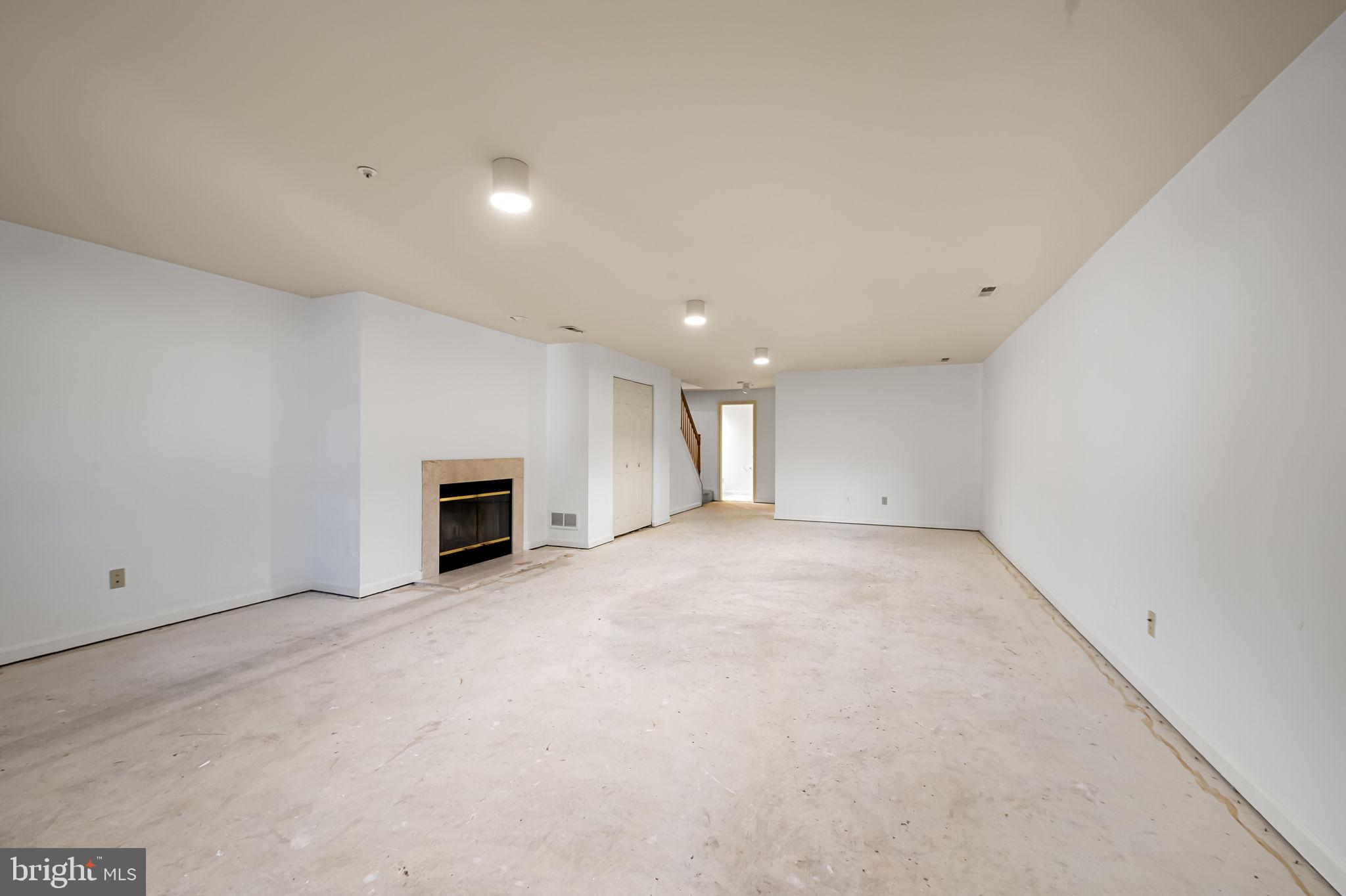 CONSTANT FRIENDSHIP - Residential