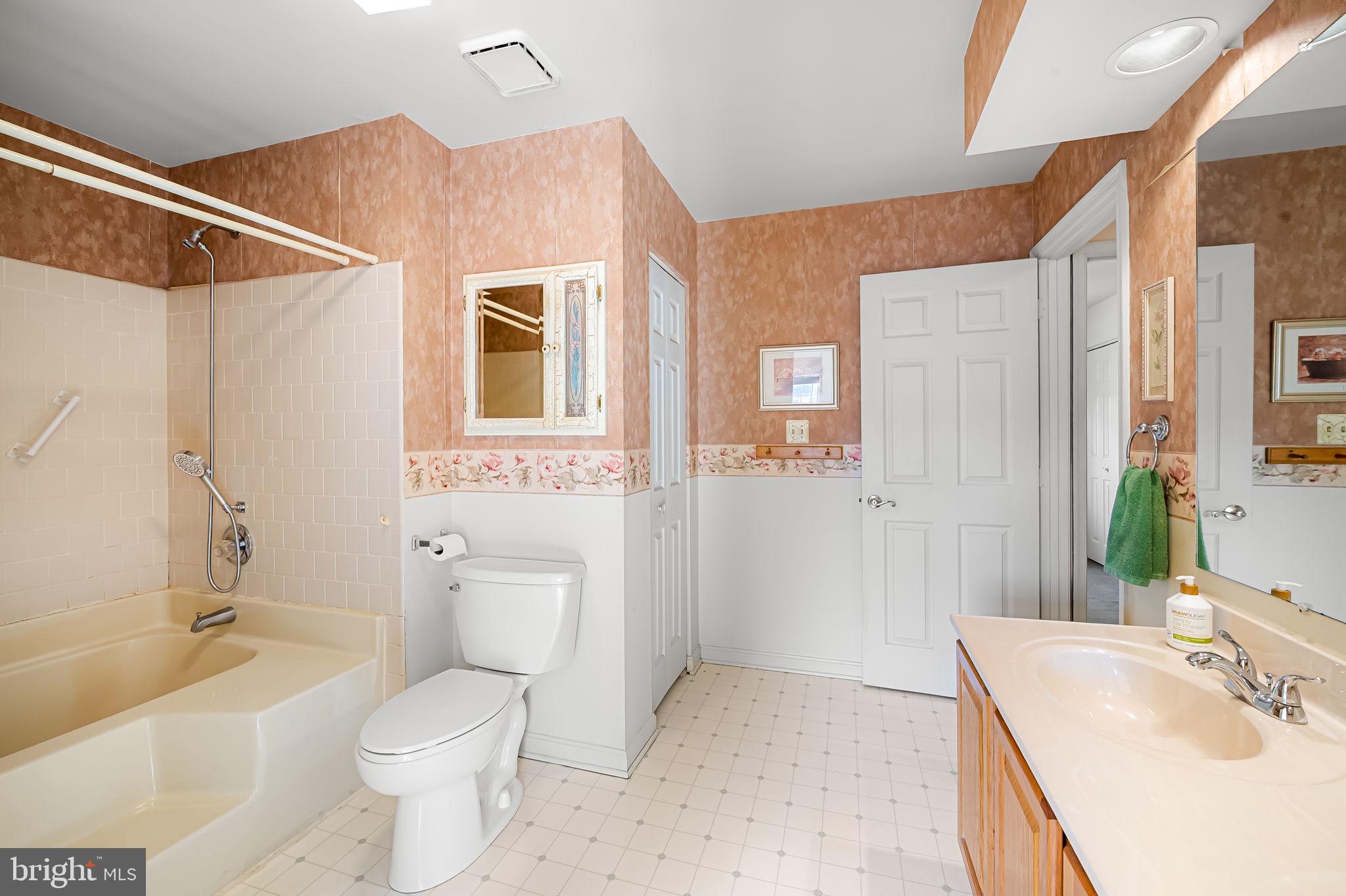 CONSTANT FRIENDSHIP - Residential