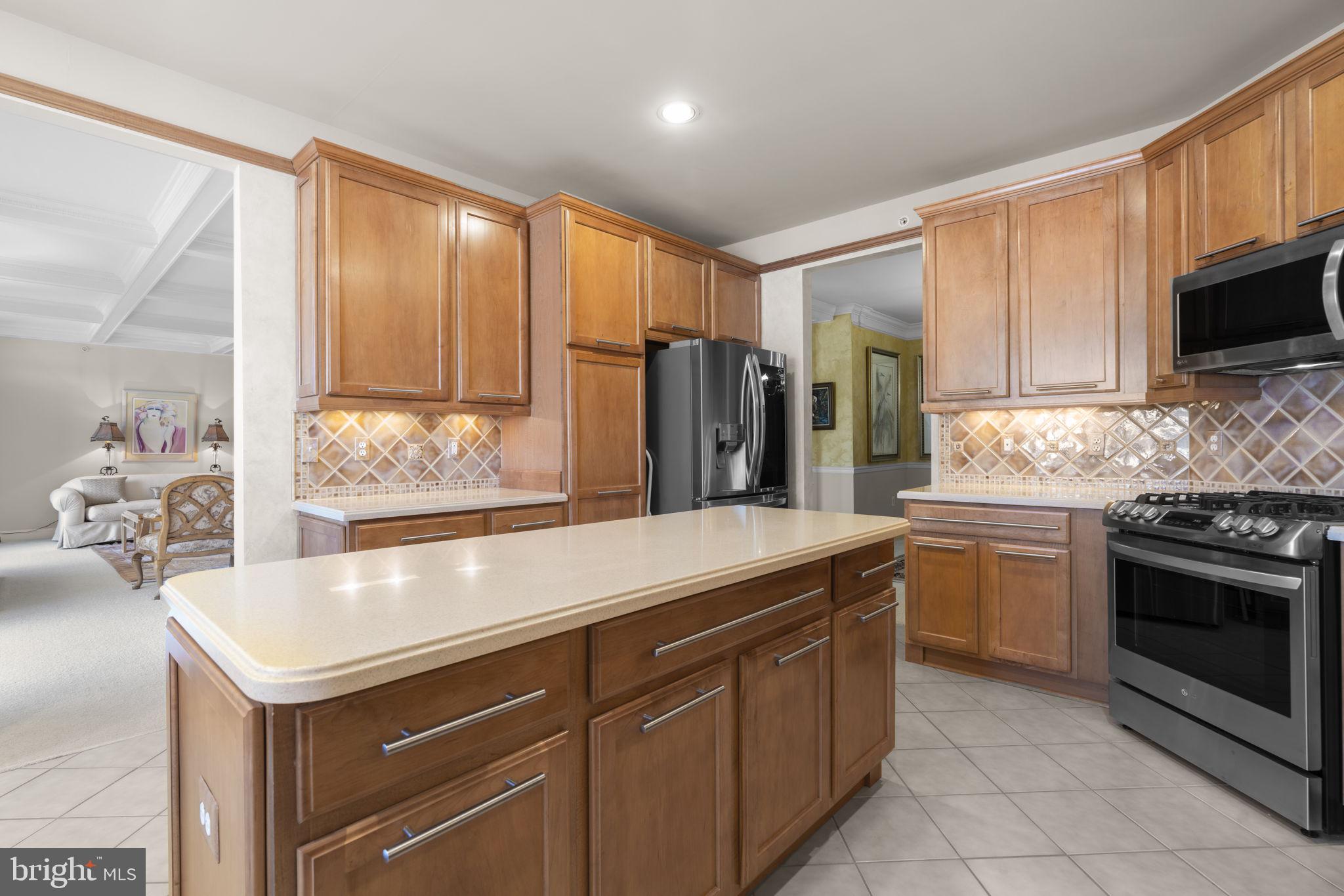 2530 KENSINGTON GARDENS 401